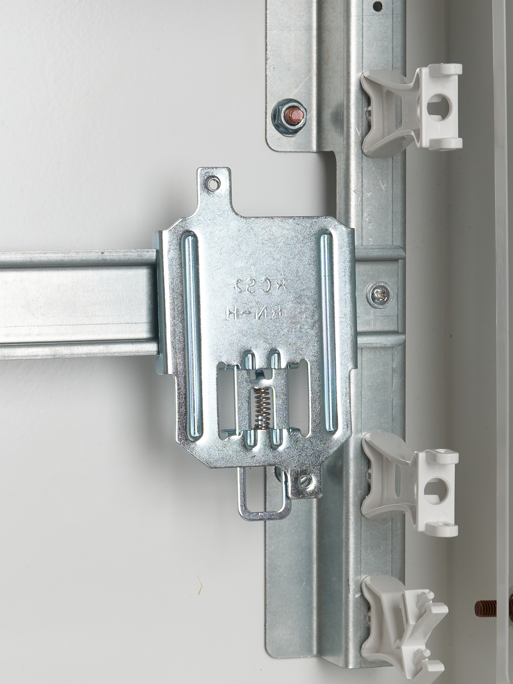 Скоба RCS-2 на DIN-рейку для ВА88-33 IEK