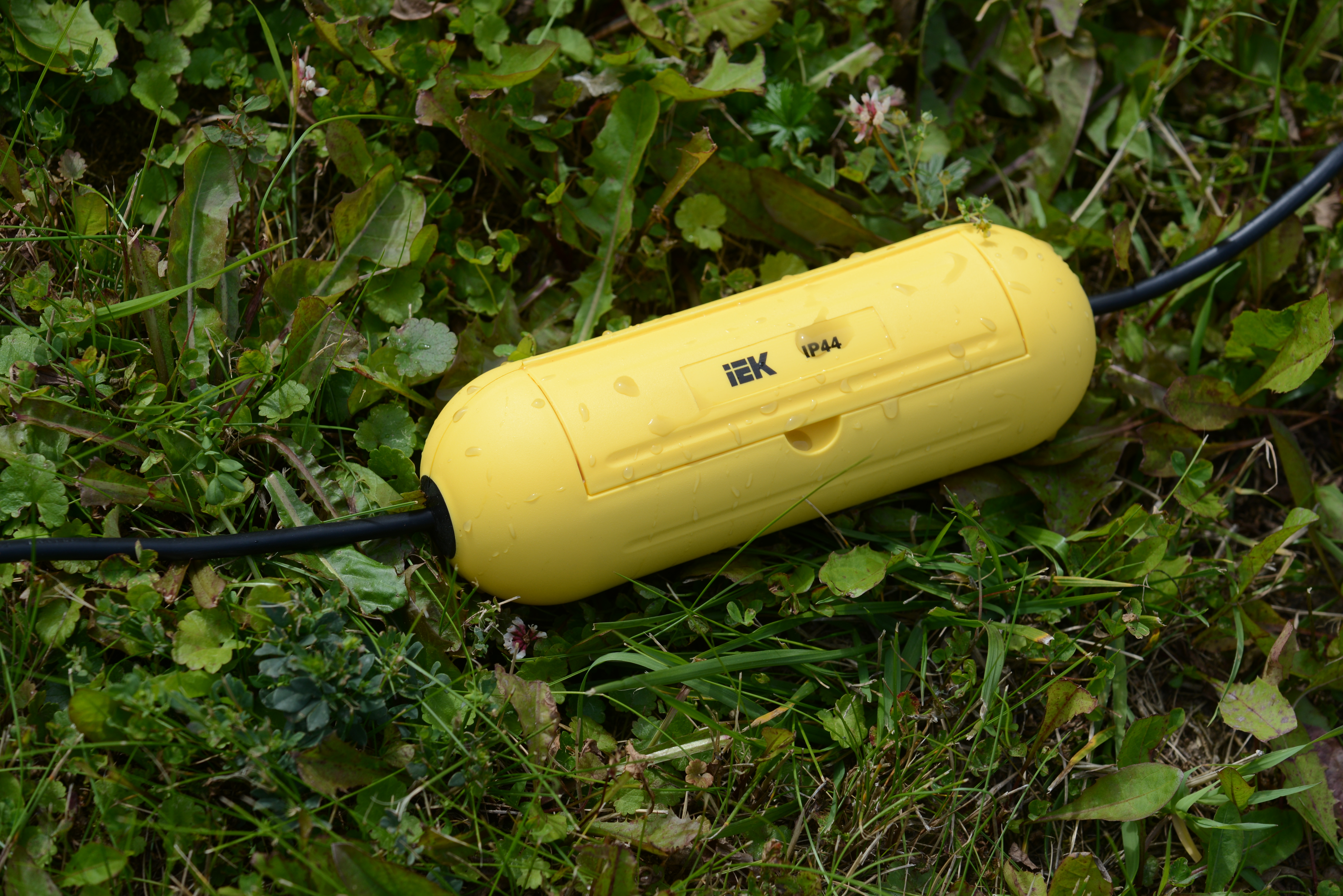 Яркий цвет корпуса хорошо заметен на газонах, строительных площадках и затемненных местах.