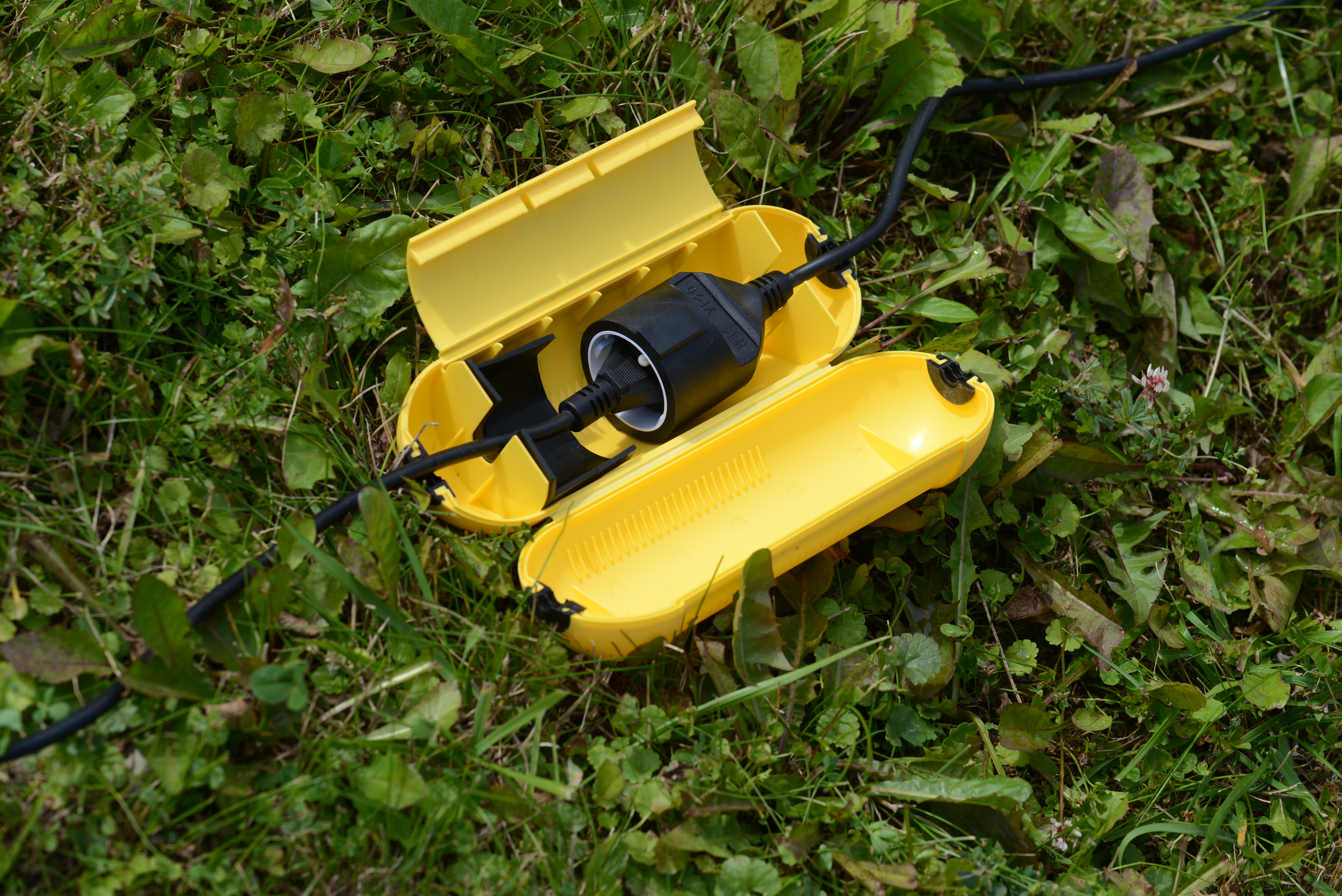 Соединение «розетка-вилка» фиксируется к ребрам жёсткости внутри корпуса и препятствует разрыву кабе