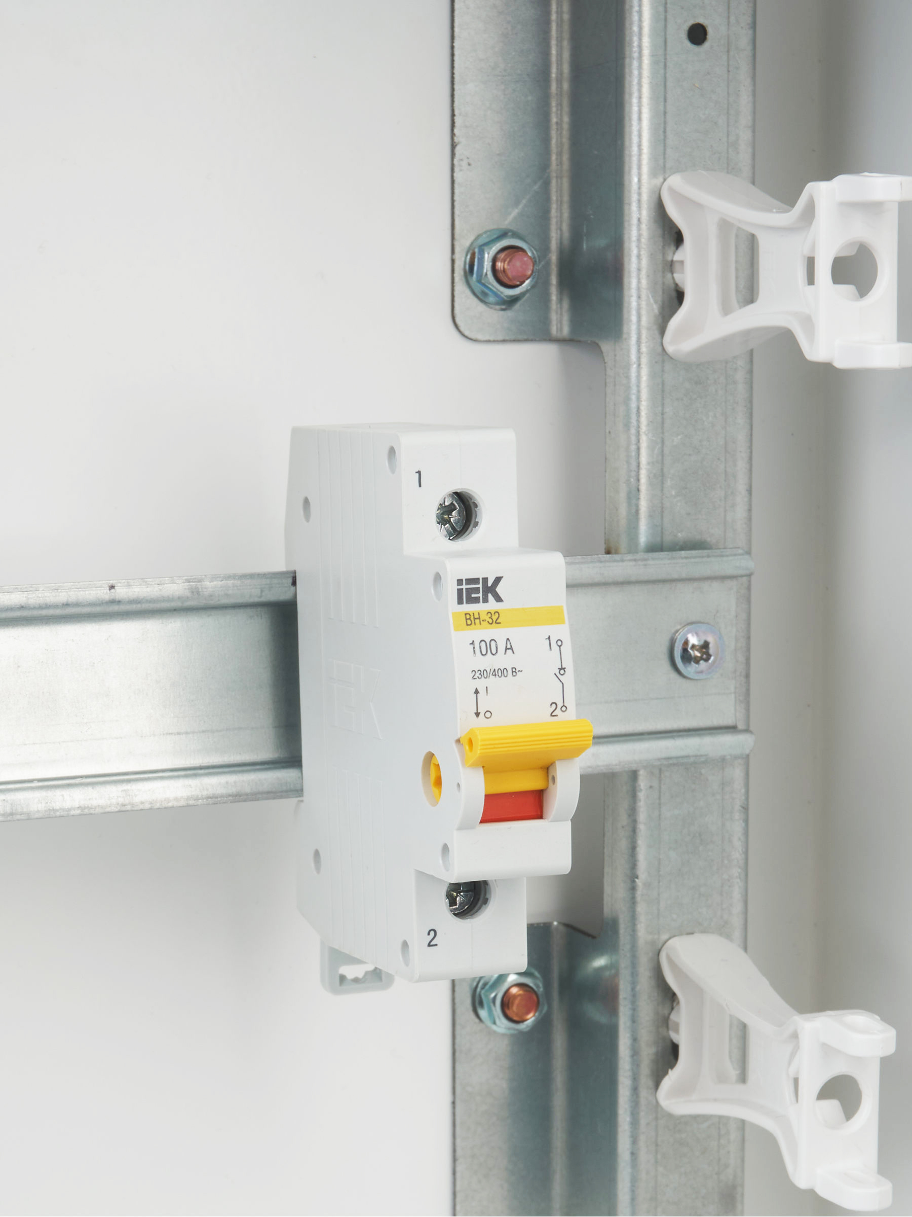 KARAT Выключатель нагрузки (мини-рубильник) ВН-32 1P 100А IEK