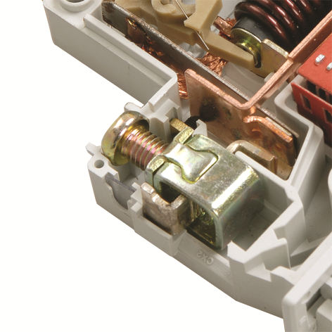 Защита механизма теплового расцепителя плексигласовой вставкой от изменения заводских настроек.