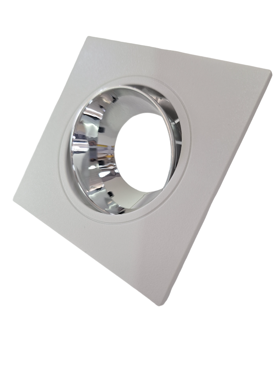 Поворотная конфигурация цветного декор элемента позволяет изменять угол освещения