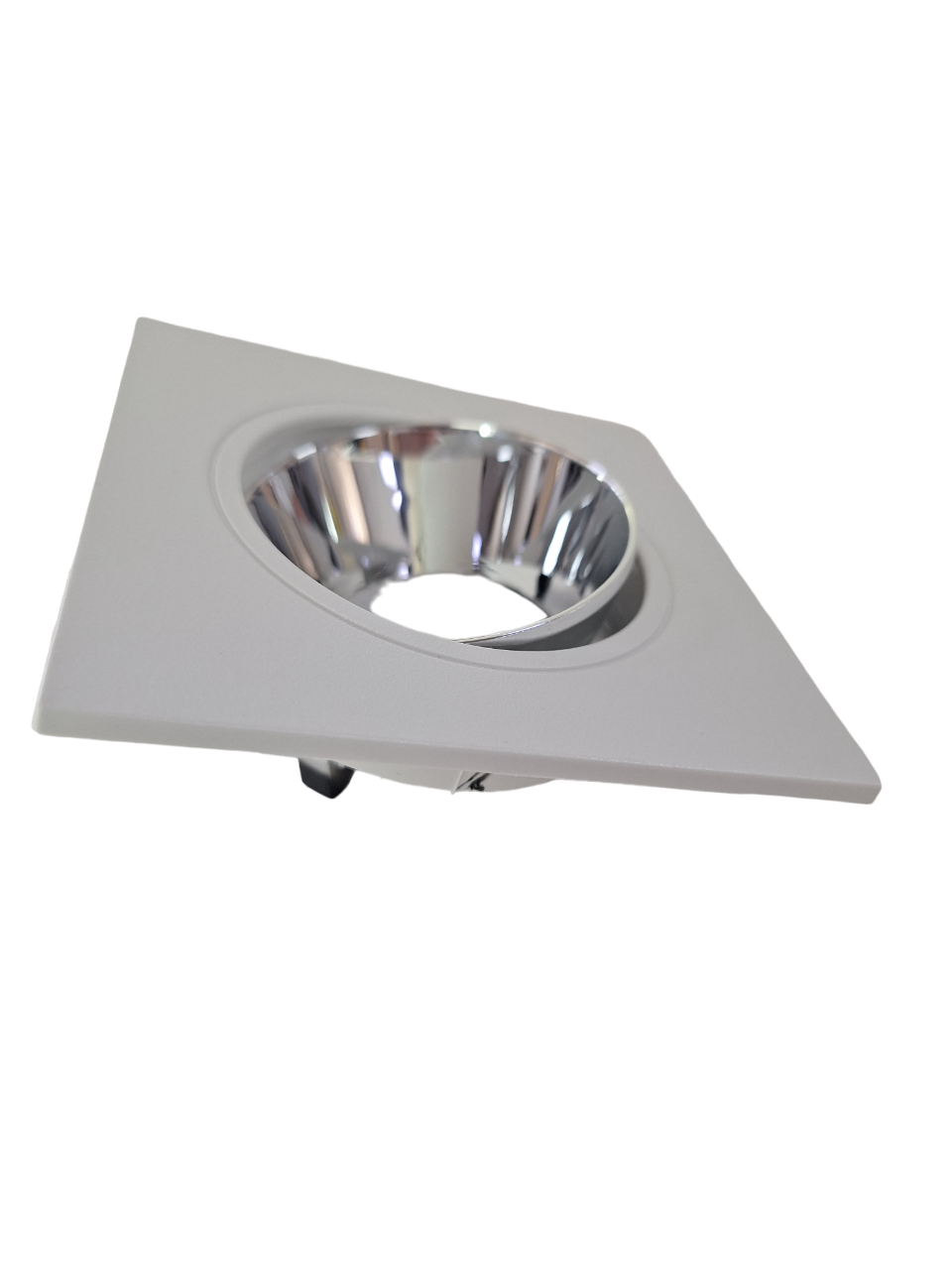 Тонкий корпус идеален для невысоких потолков