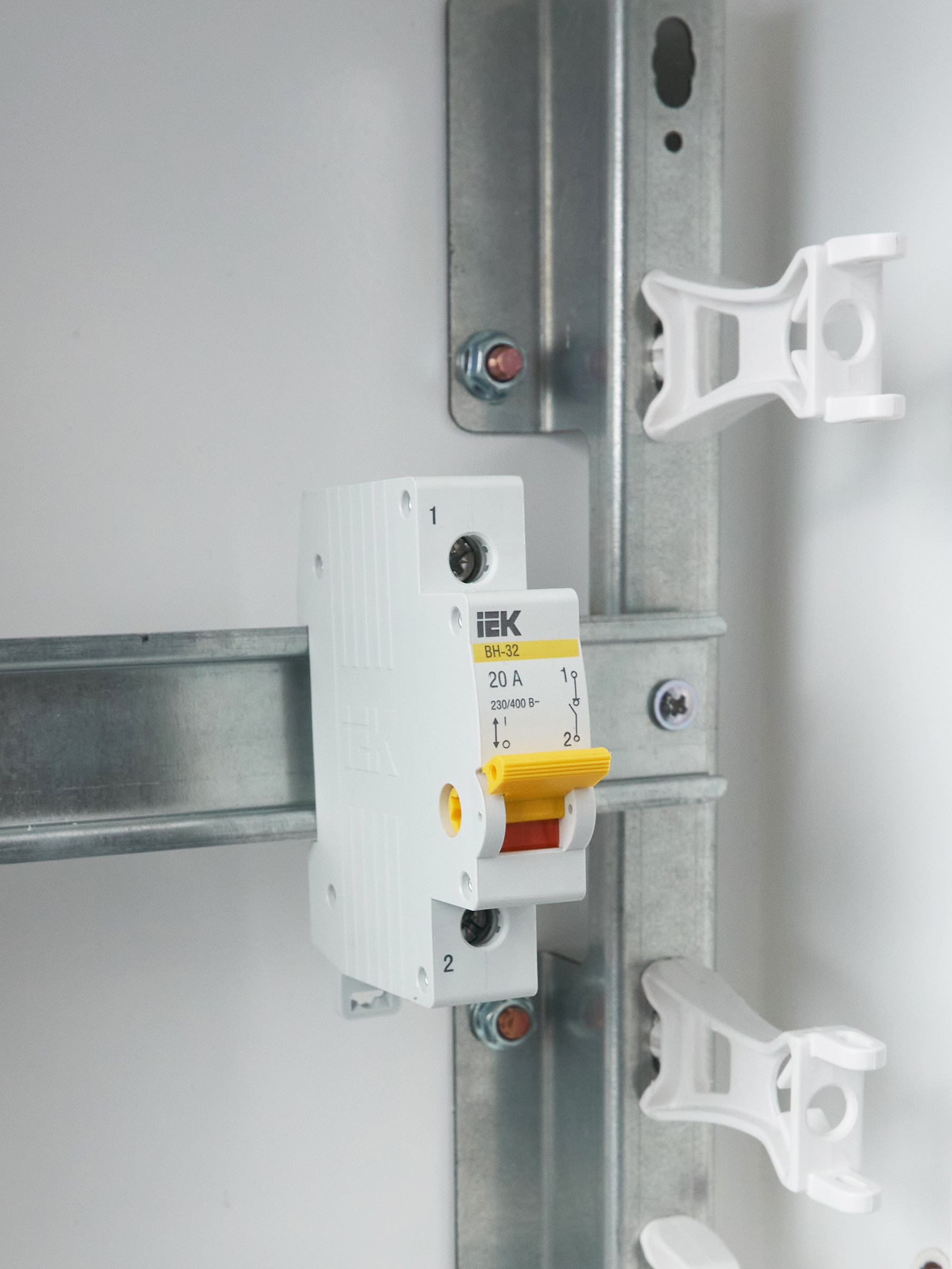 KARAT Выключатель нагрузки (мини-рубильник) ВН-32 1P 20А IEK