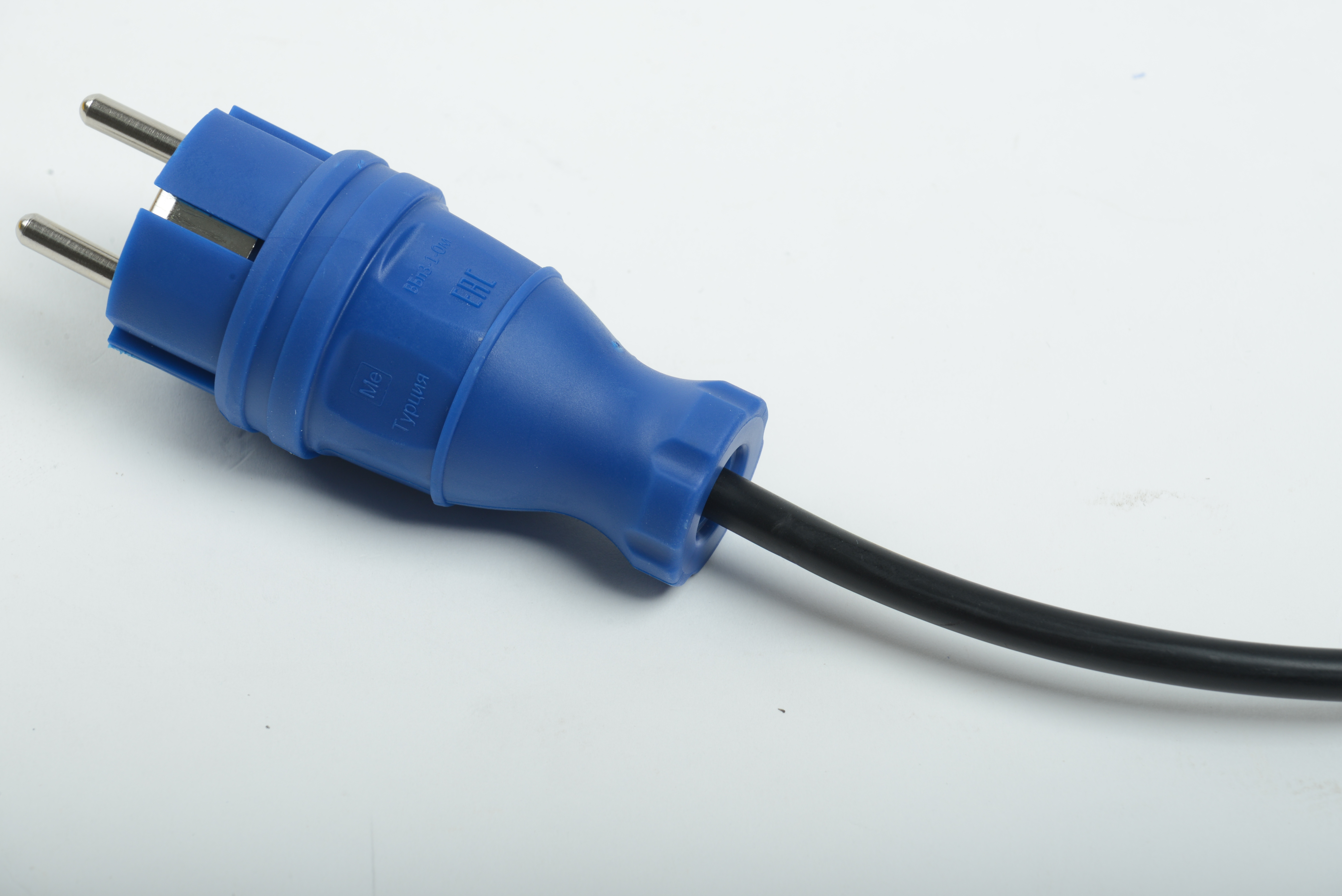 Наличие на корпусе ребер препятствует соскальзыванию рук при разъединении розетки и вилки.