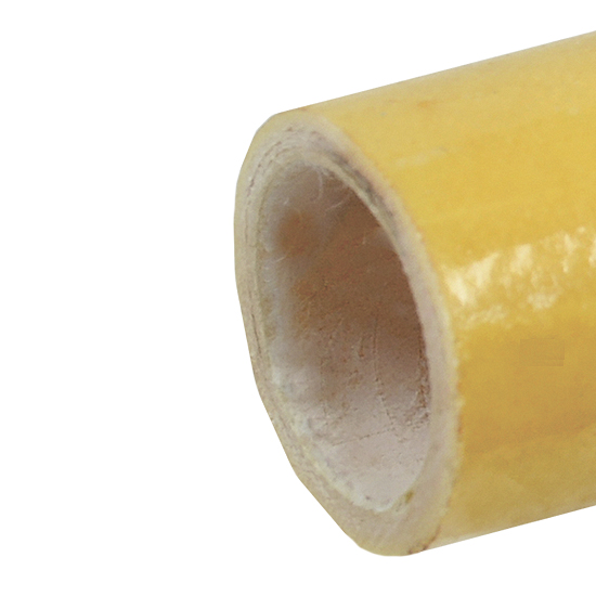 Изолятор выполнен из стекловолоконной ткани, покрытой эпоксидной смолой.