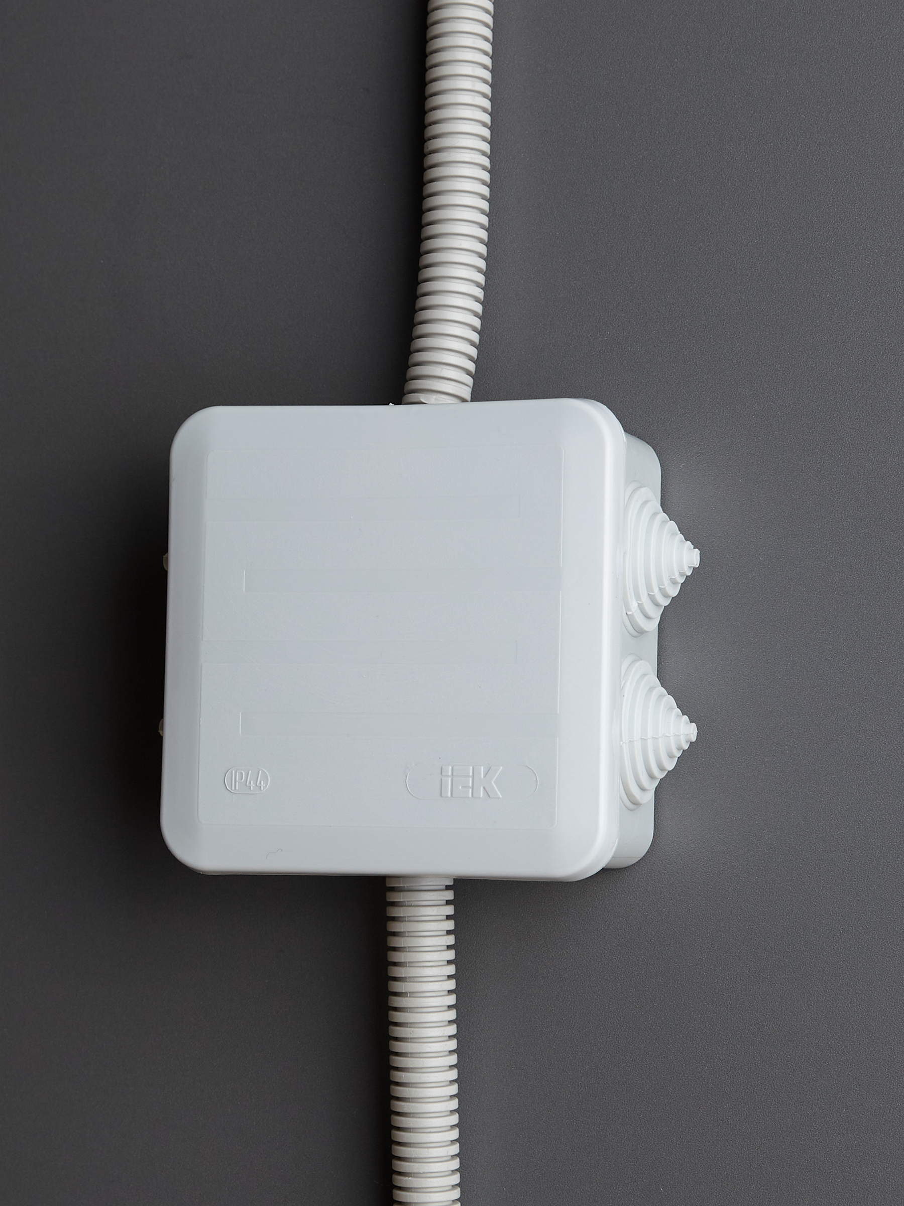 Коробка распаячная КМ41255 для открытой проводки безгалогенная (HF) 100х100х50мм с защелкивающейся крышкой IP44 6 гермовводов серая IEK