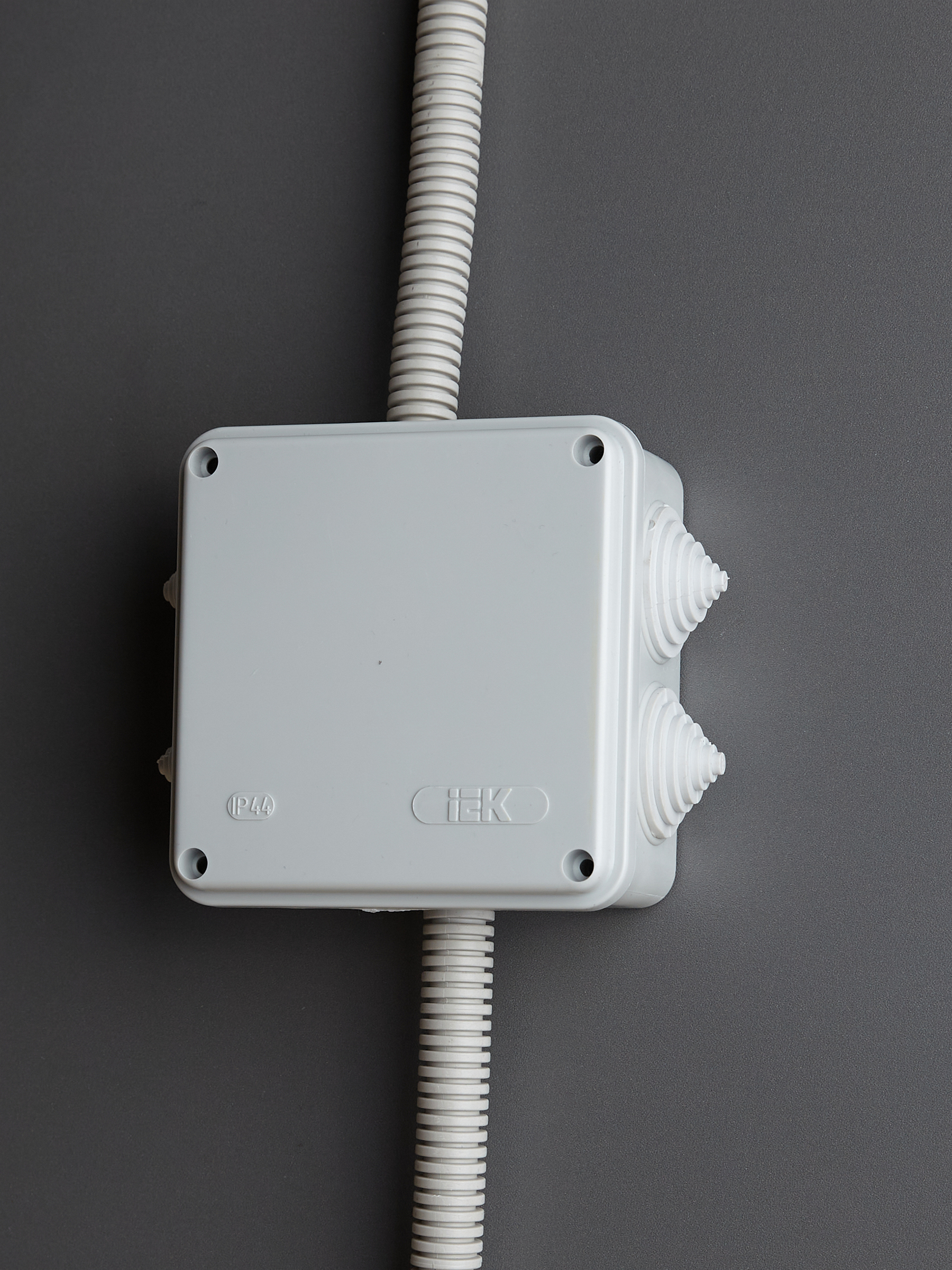 Коробка распаячная КМ41233 для открытой проводки безгалогенная (HF) 100х100х50мм IP44 6 гермовводов серая IEK