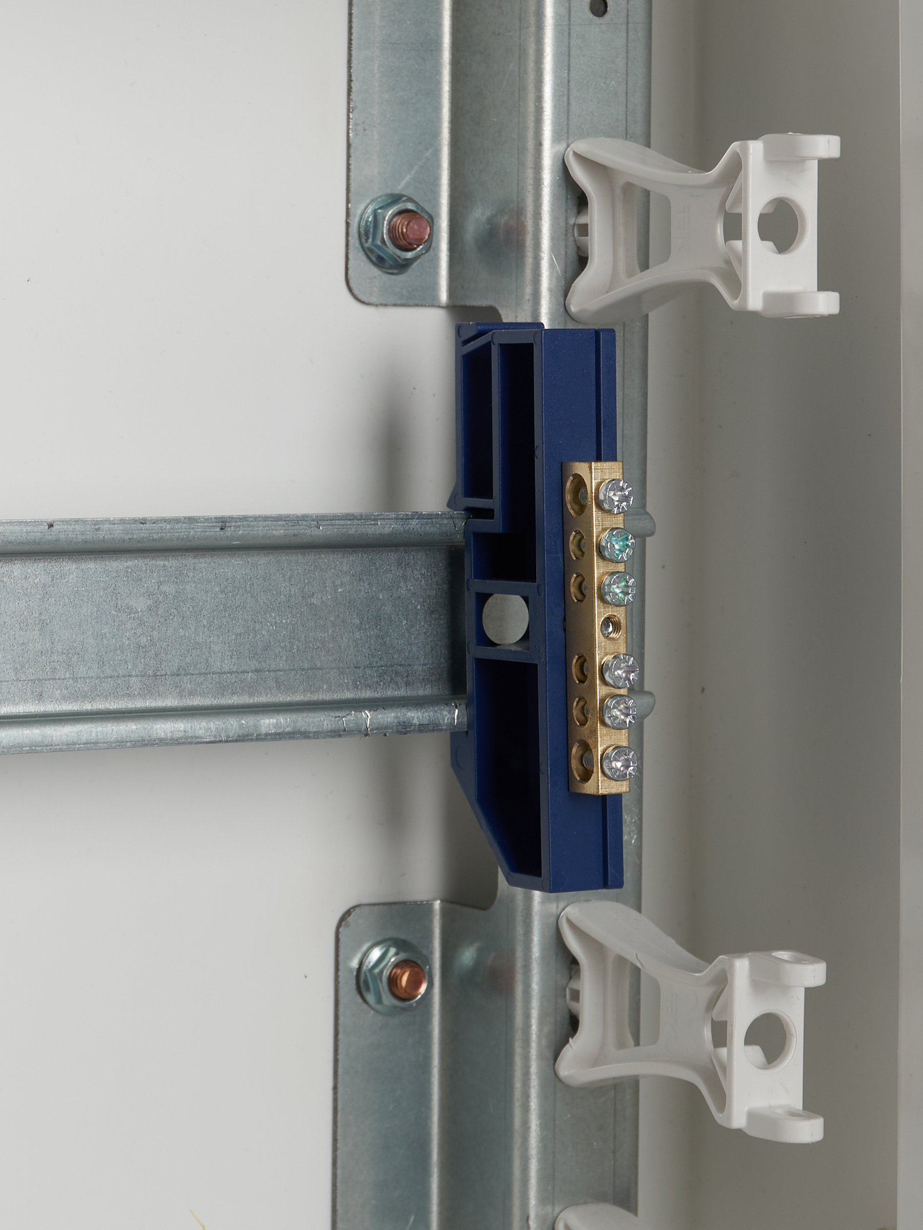 Шина N "ноль" на DIN-изол ШНИ-6х9-6-Д-С IEK