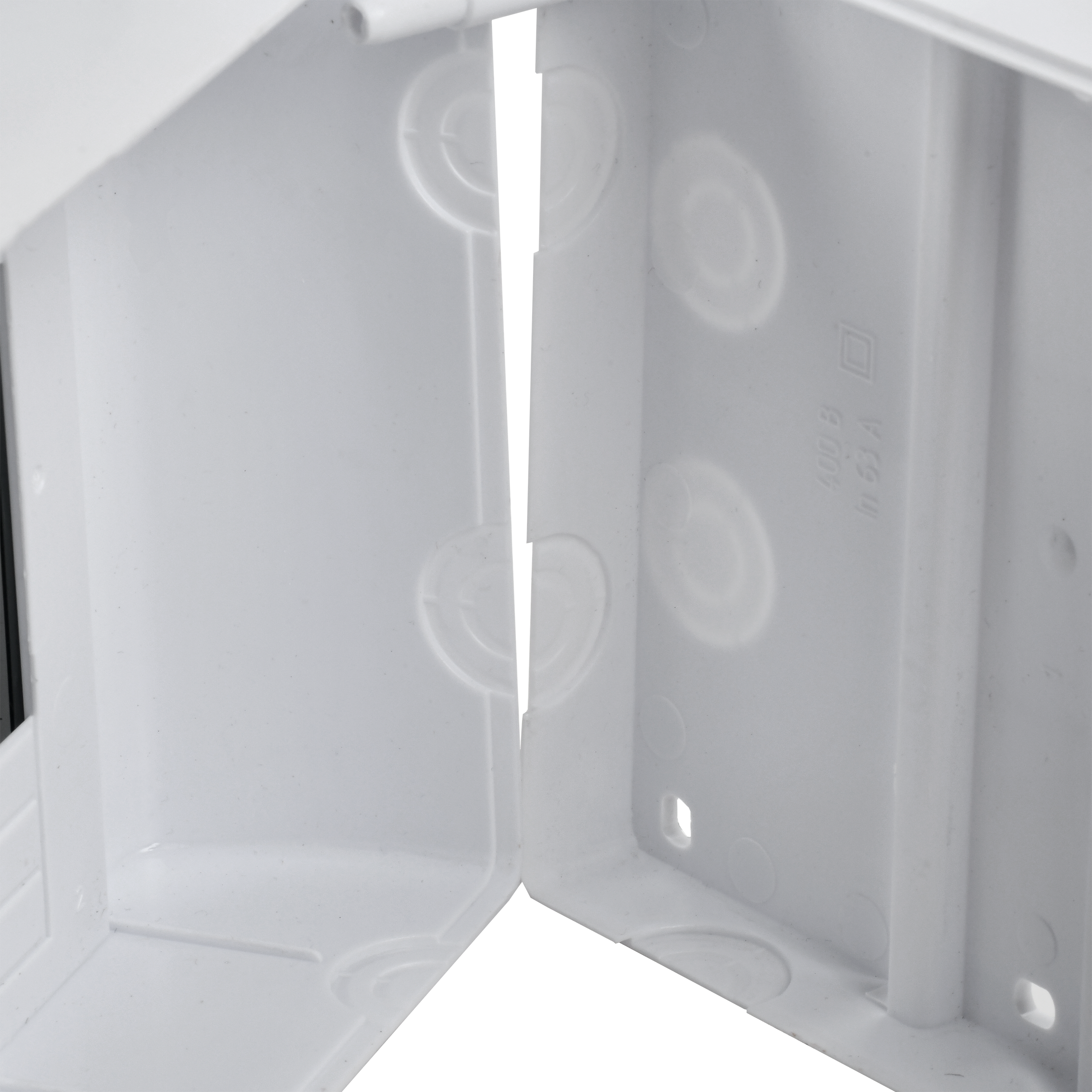 Выштампованные отверстия для ввода проводников.