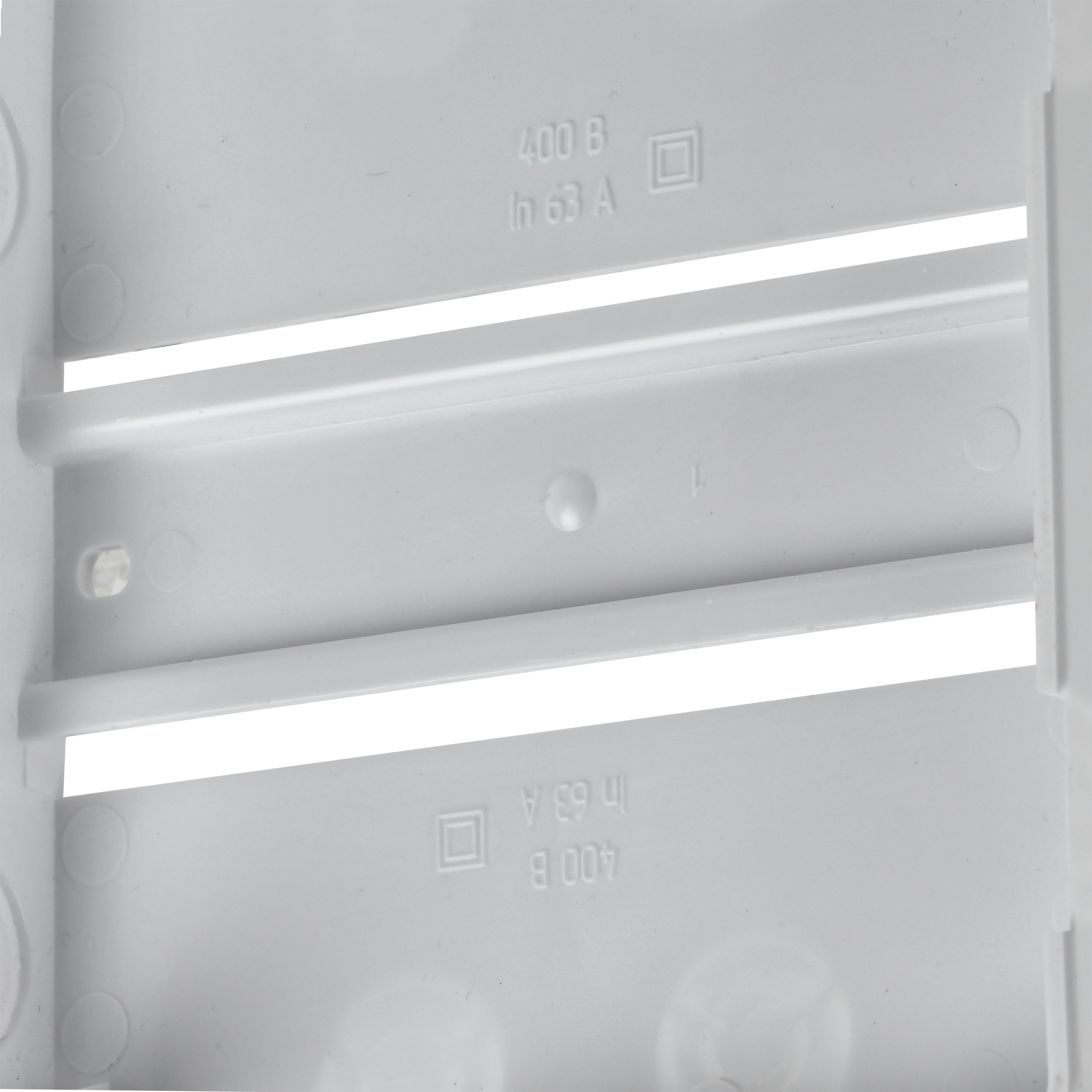 Пластиковая DIN-рейка.