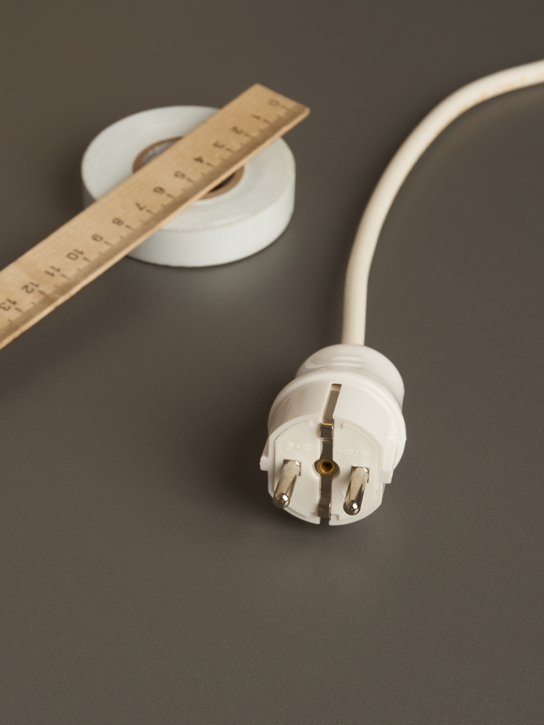 Вилка разборная прямая ВПп10-01-Ст с заземляющим контактом 16А белая IEK