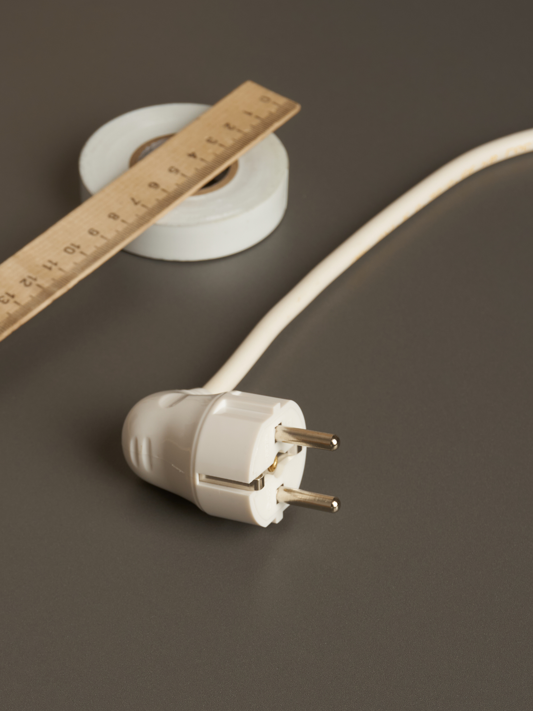 Вилка разборная угловая ВПу11-01-Ст с заземляющим контактом 16А белая IEK