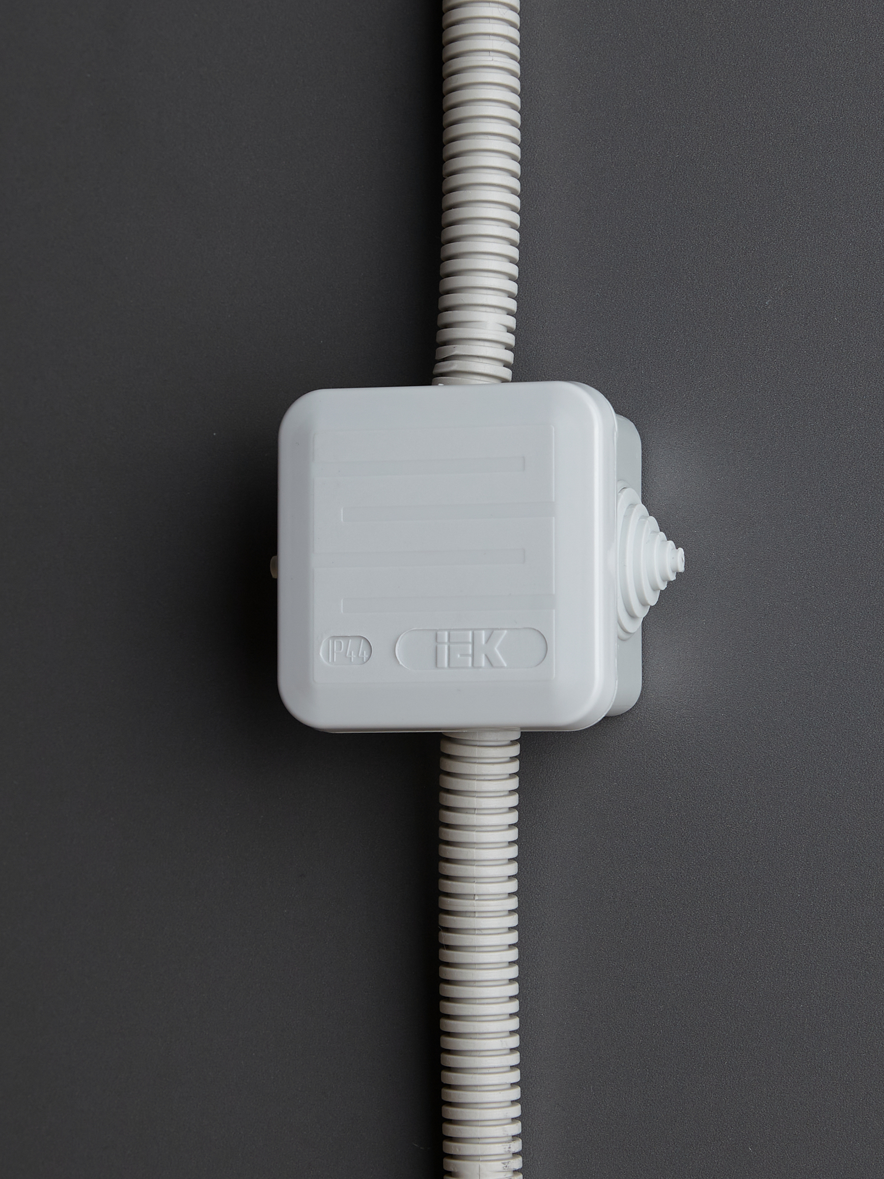 Коробка распаячная КМ41236 для открытой проводки безгалогенная (HF) 70х70х40мм с защелкивающейся крышкой IP44 4 гермоввода серая IEK