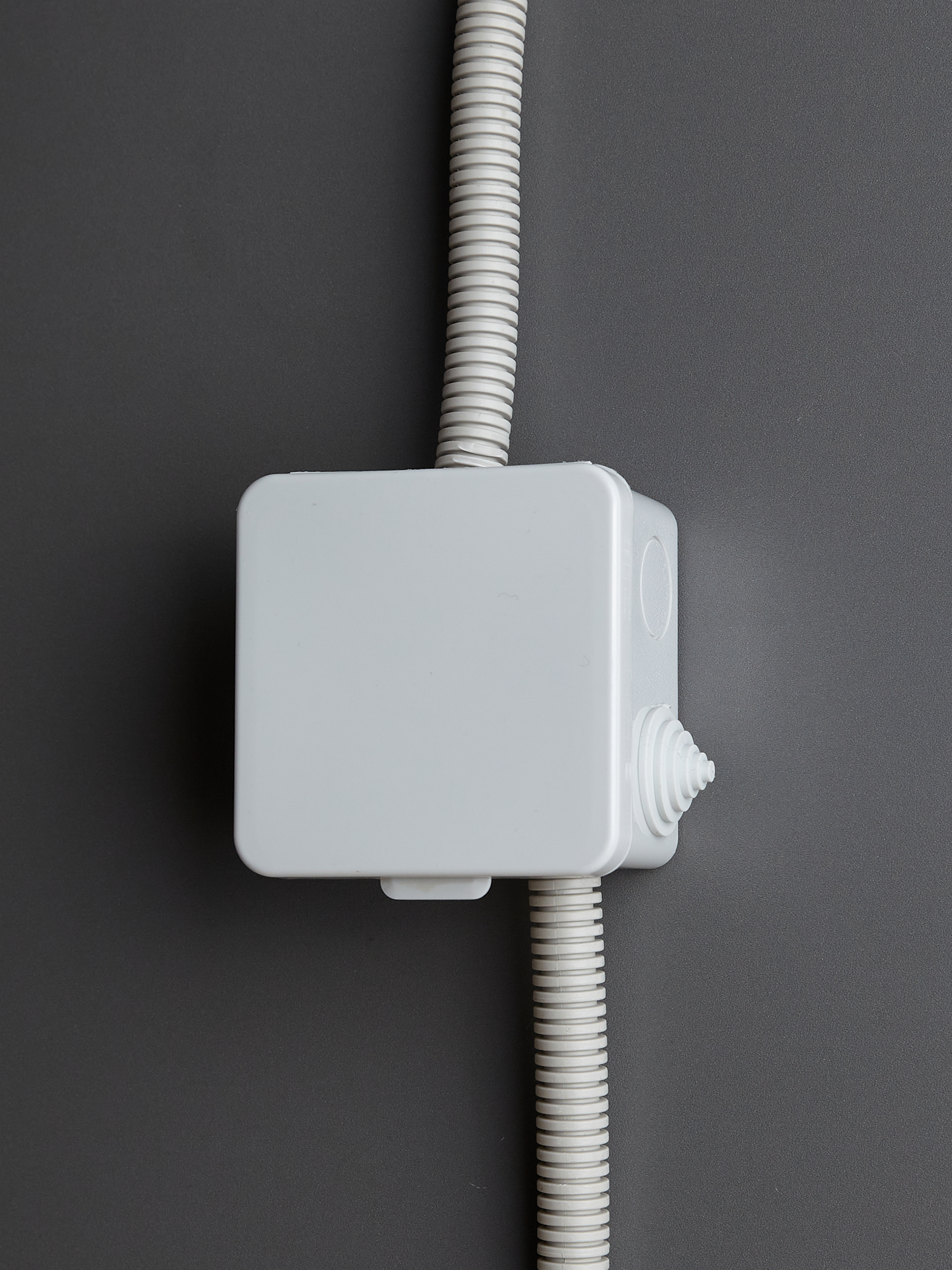 Коробка распаячная КМ41238 для открытой проводки безгалогенная (HF) 80х80х50мм с откидной крышкой IP54 7 гермовводов серая IEK