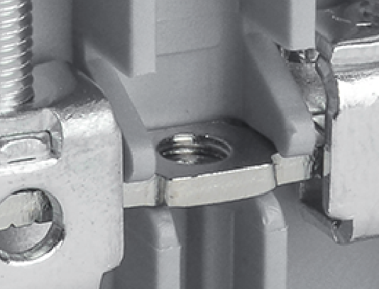 Возможность установки винтовой перемычки в центральной части клемм.