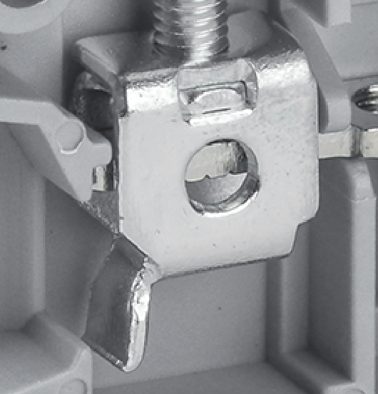 Специальная зажимная клетка уменьшает эффект «самоотвинчивания» винта и позволяет подсоединять прово