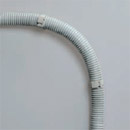 Благодаря тому, что труба гибкая, ее монтаж может осуществляться без использования дополнительных ак