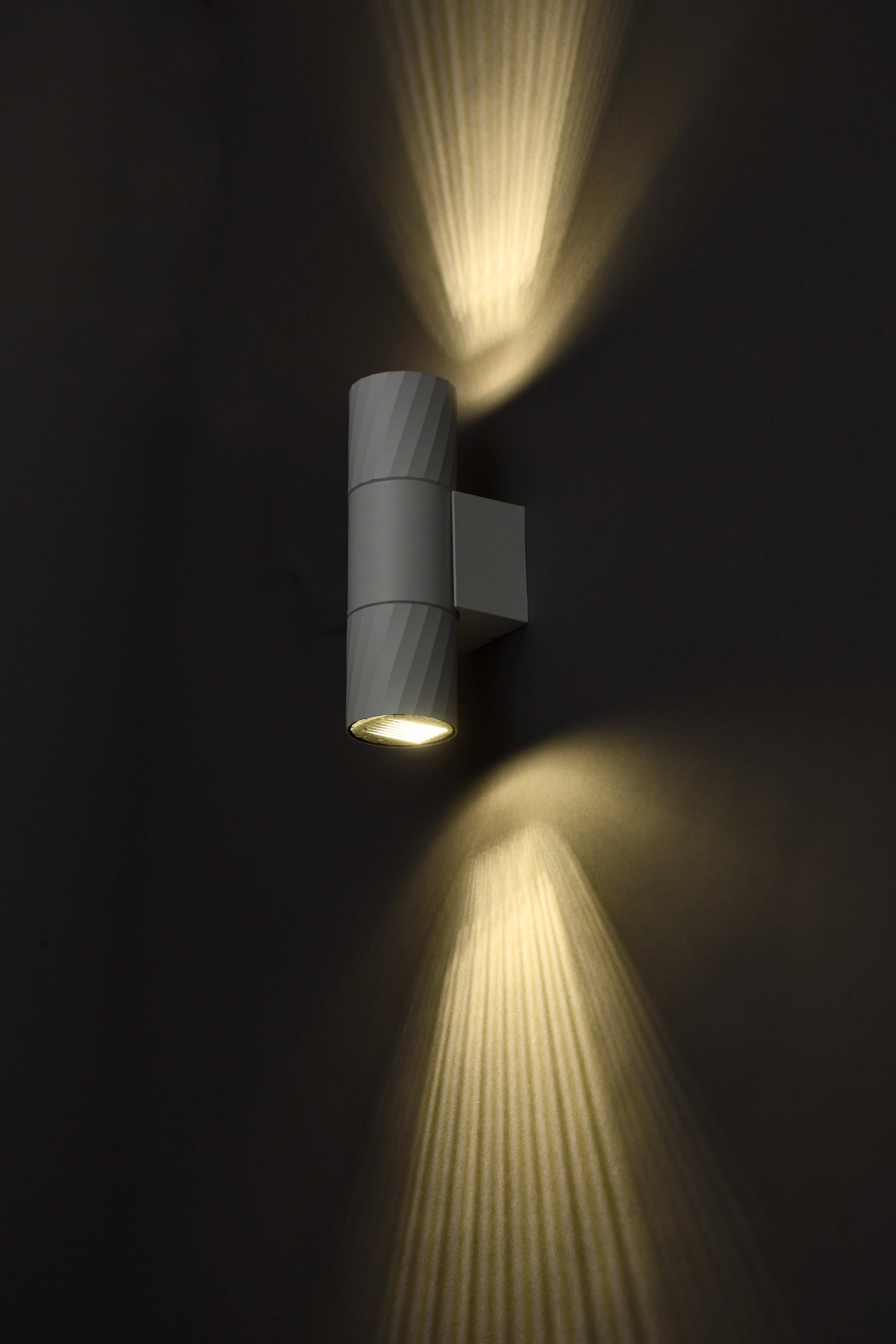 Светильник уличный 5221 настенный под лампу 2хGU10 IP65 белый IEK