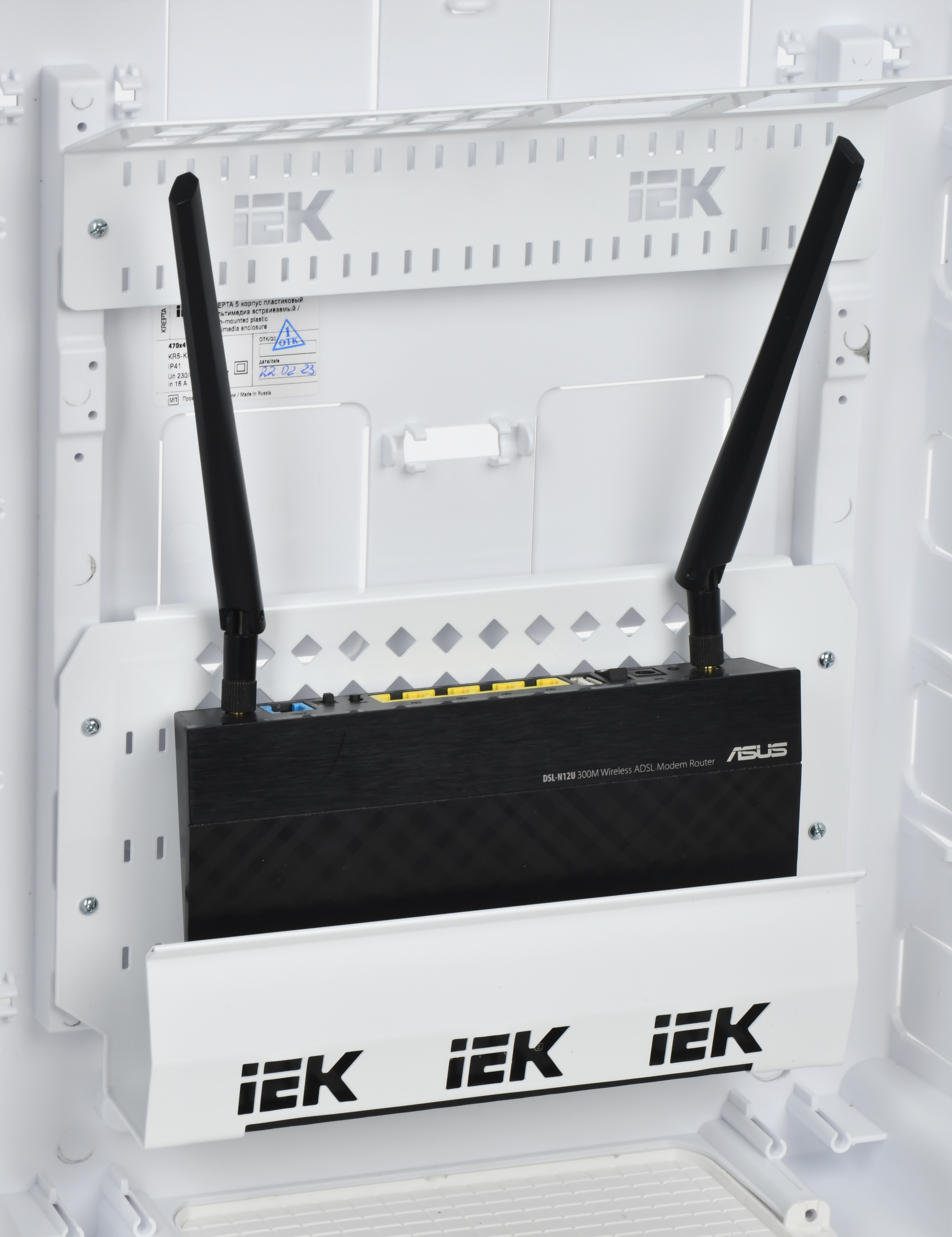 Универсальный держатель для роутера входит в комплект