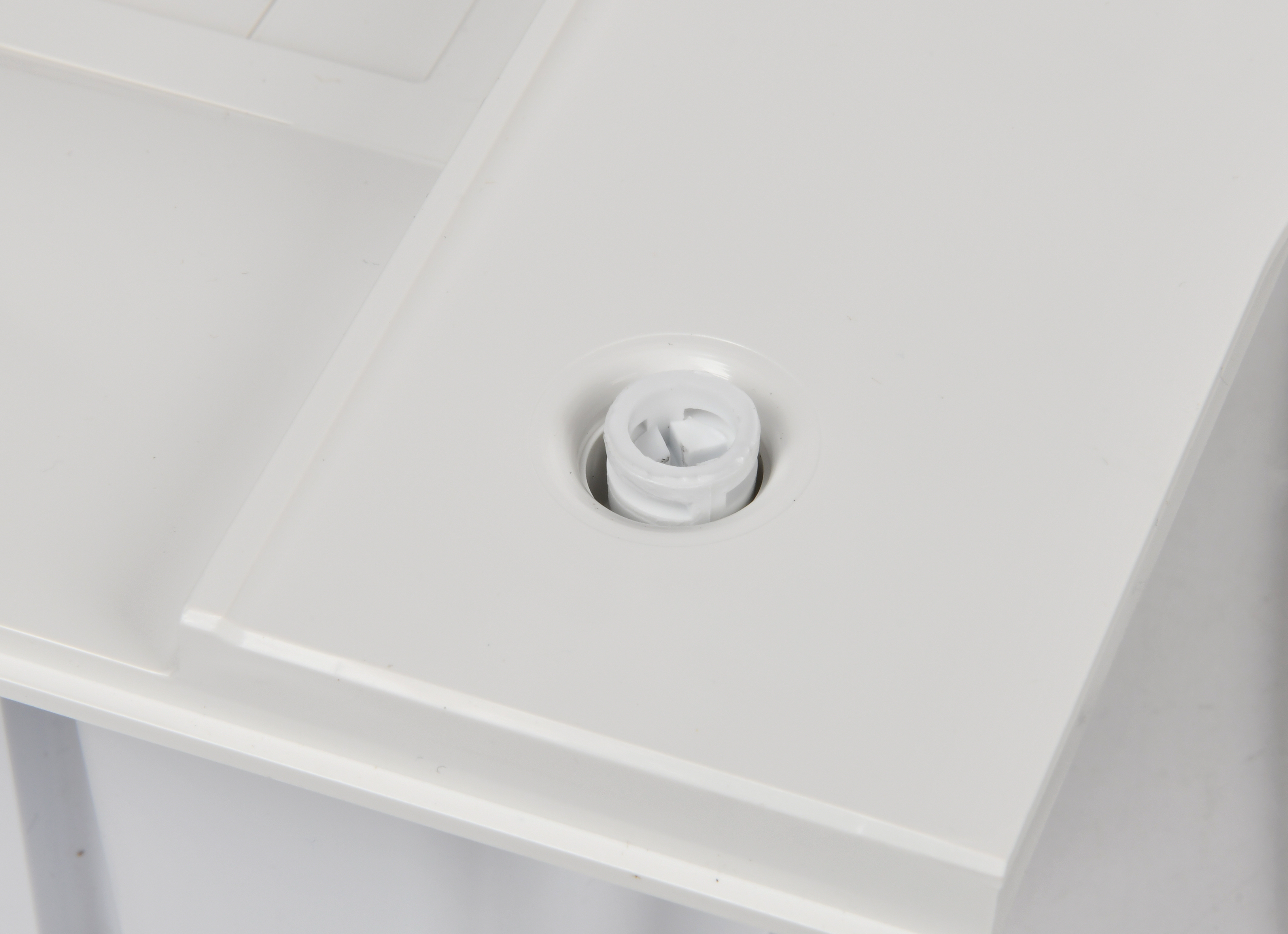 Невыпадающие пластиковые винты быстро фиксируют крышку корпуса на основании и позволяют опломбироват