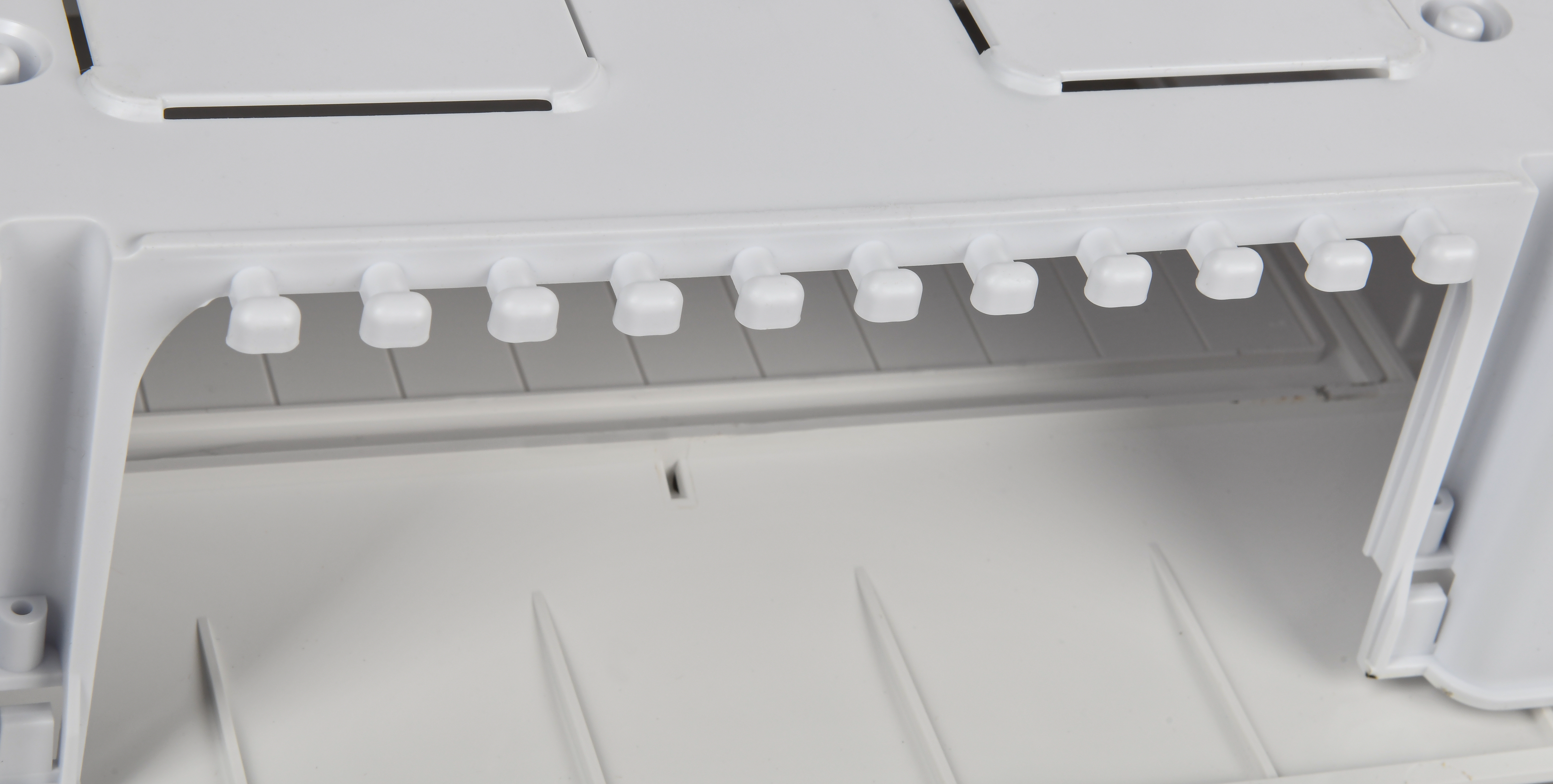 Гребенка на основании корпуса для организации проводников