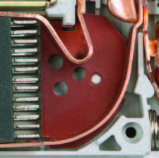 Дугоотводящая пластина подвижного контакта выполнена в виде гладкой кривой, что значительно облегчае