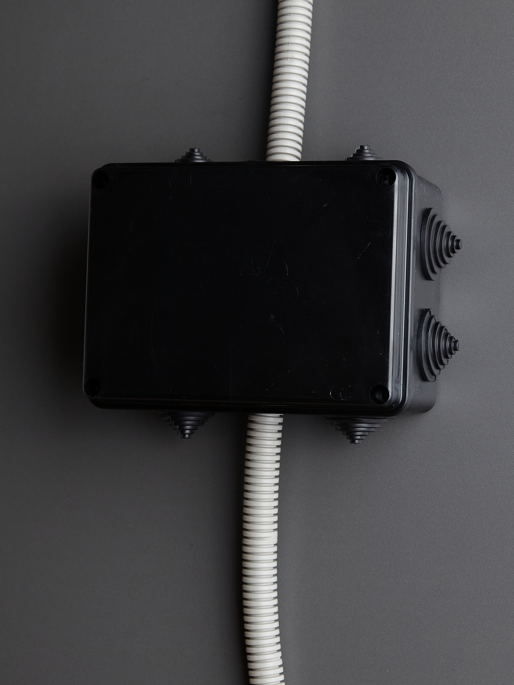 Коробка распаячная КМ41242 для открытой проводки безгалогенная (HF) 150х110х70мм IP55 10 гермовводов черная (RAL 9005) IEK