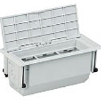 Напольный лючок оснащен нижней закрывающей коробкой, которая одновременно фиксирует кабели от их вып