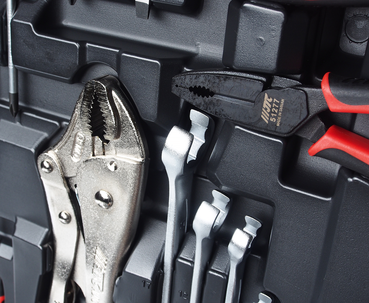 Набор инструментов 156 предметов слесарно-монтажный 1/4",1/2" 6-ти гранных в кейсе JTC