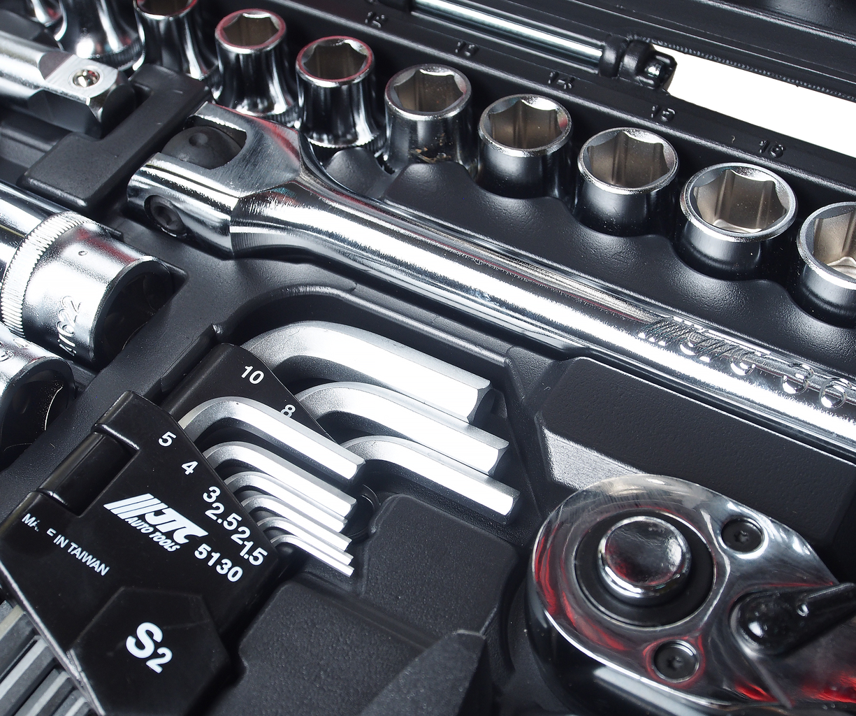 Набор инструментов 156 предметов слесарно-монтажный 1/4",1/2" 6-ти гранных в кейсе JTC