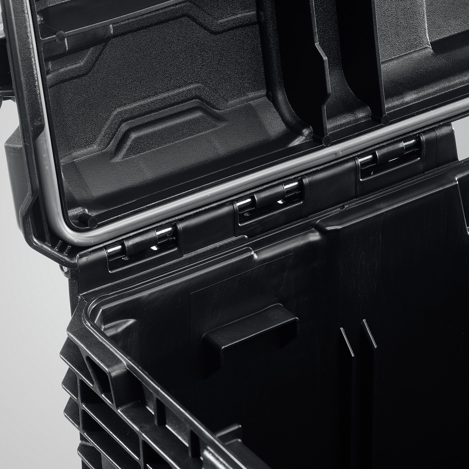 KETER ROC PRO GEAR 2.0 (22″) тележка с пластиковым ящиком (38370)