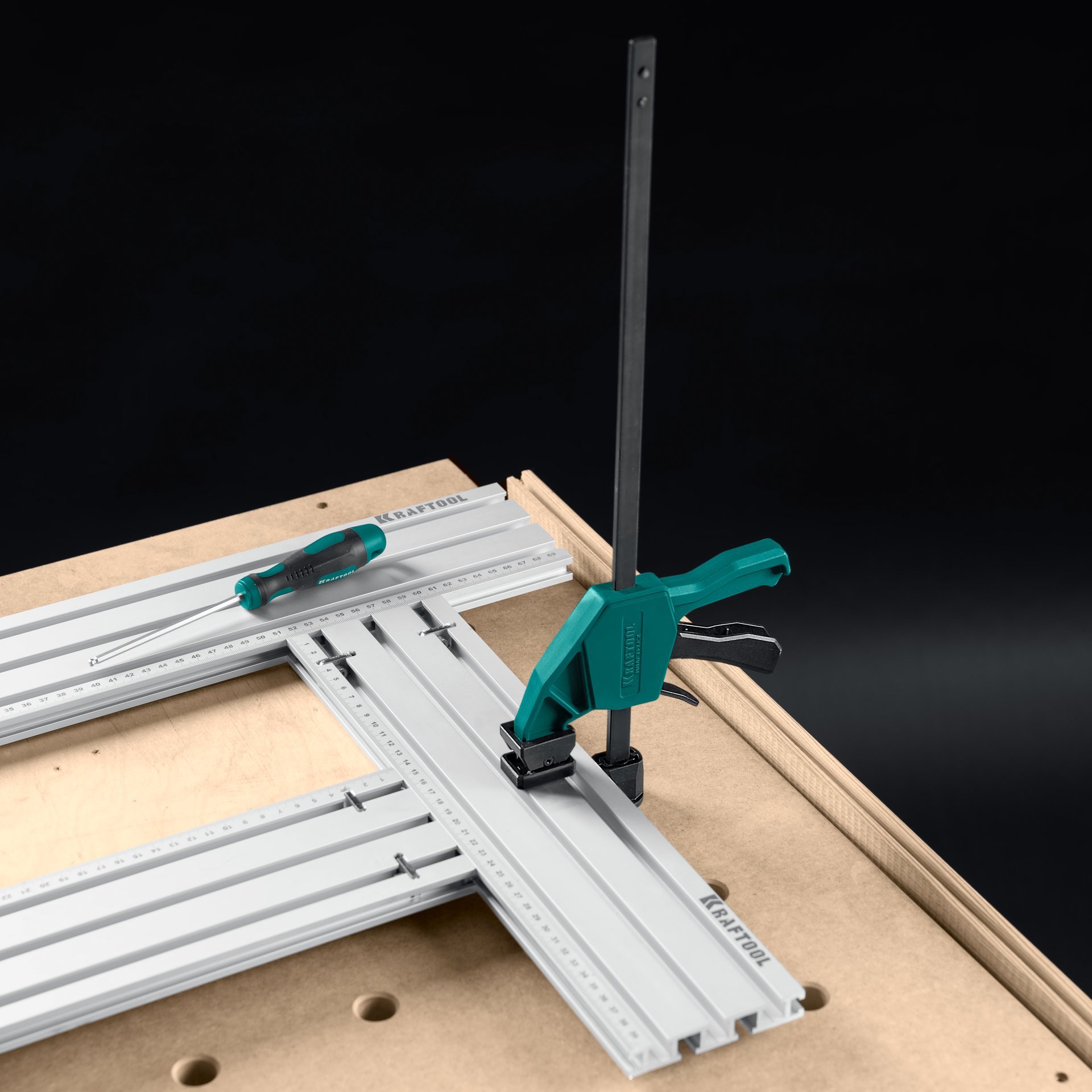 KRAFTOOL KRAFTFLEX GDH-300/60 в отверстия 20 мм, вертикальная быстрозажимная струбцина пистолетного типа (32801)