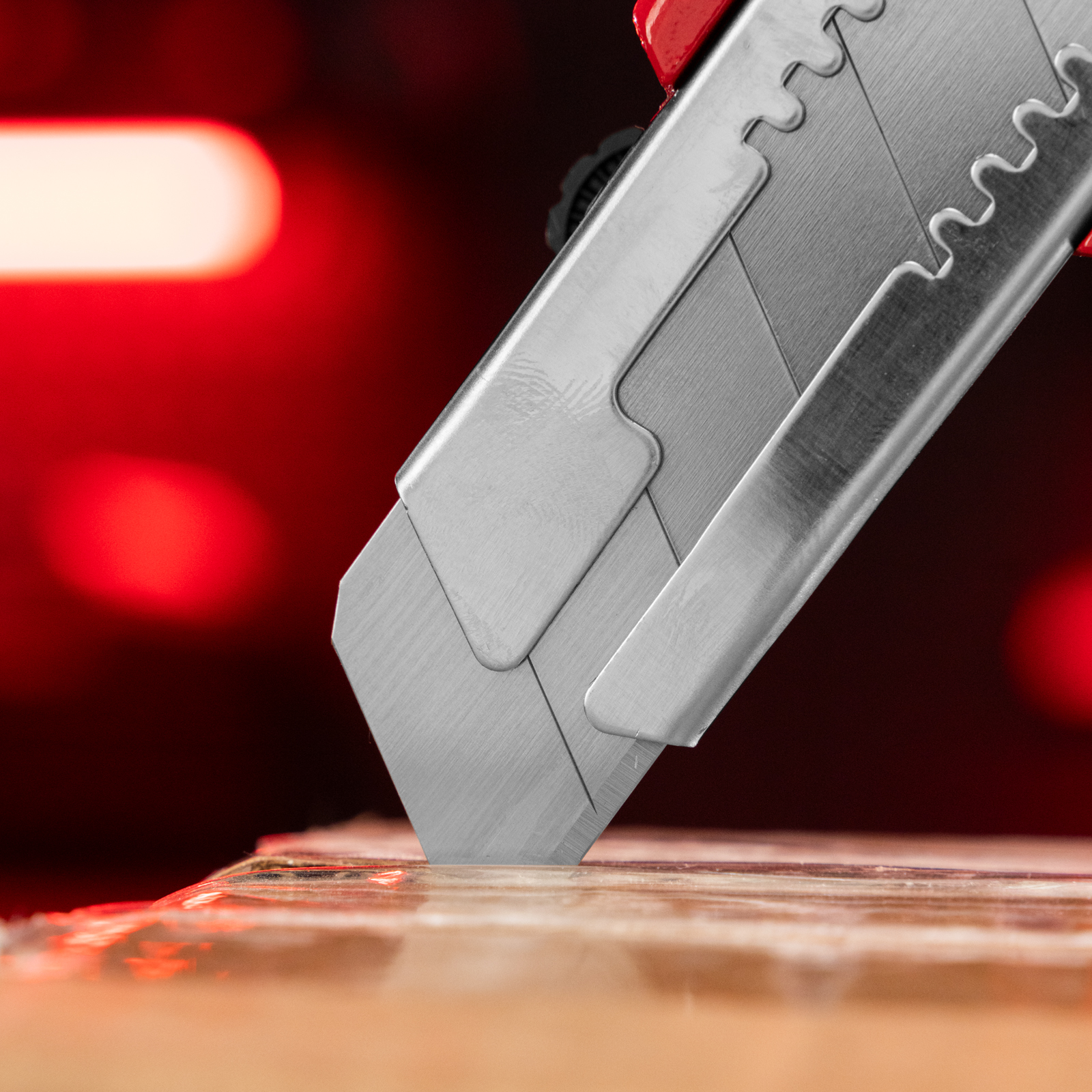 Нож, 25 мм, выдвижное лезвие, усиленная металлическая направляющая, металлическая обрезиненная рукоятка Matrix