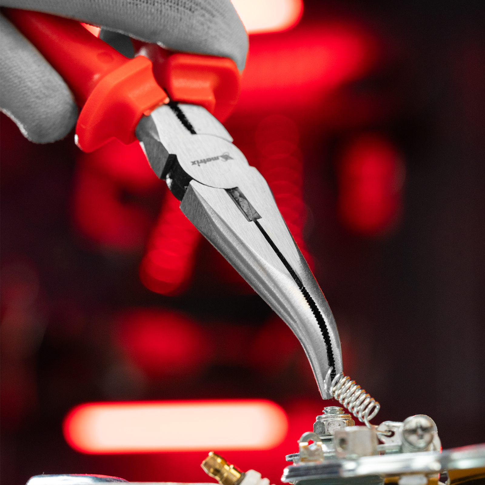 Длинногубцы изогнутые Econom, 180 мм, шлифованные, пластмассовые рукоятки Matrix