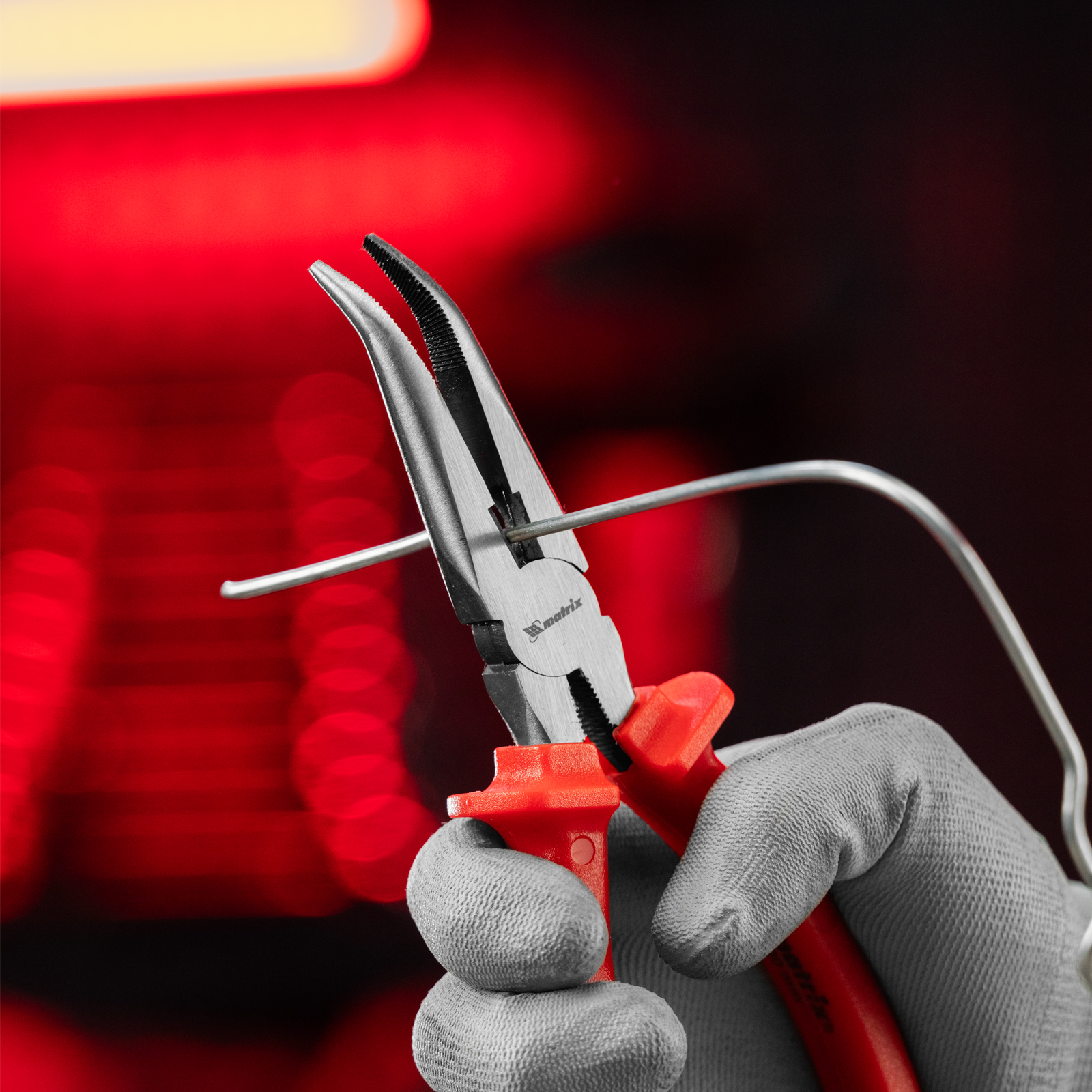 Длинногубцы изогнутые Econom, 200 мм, шлифованные, пластмассовые рукоятки Matrix