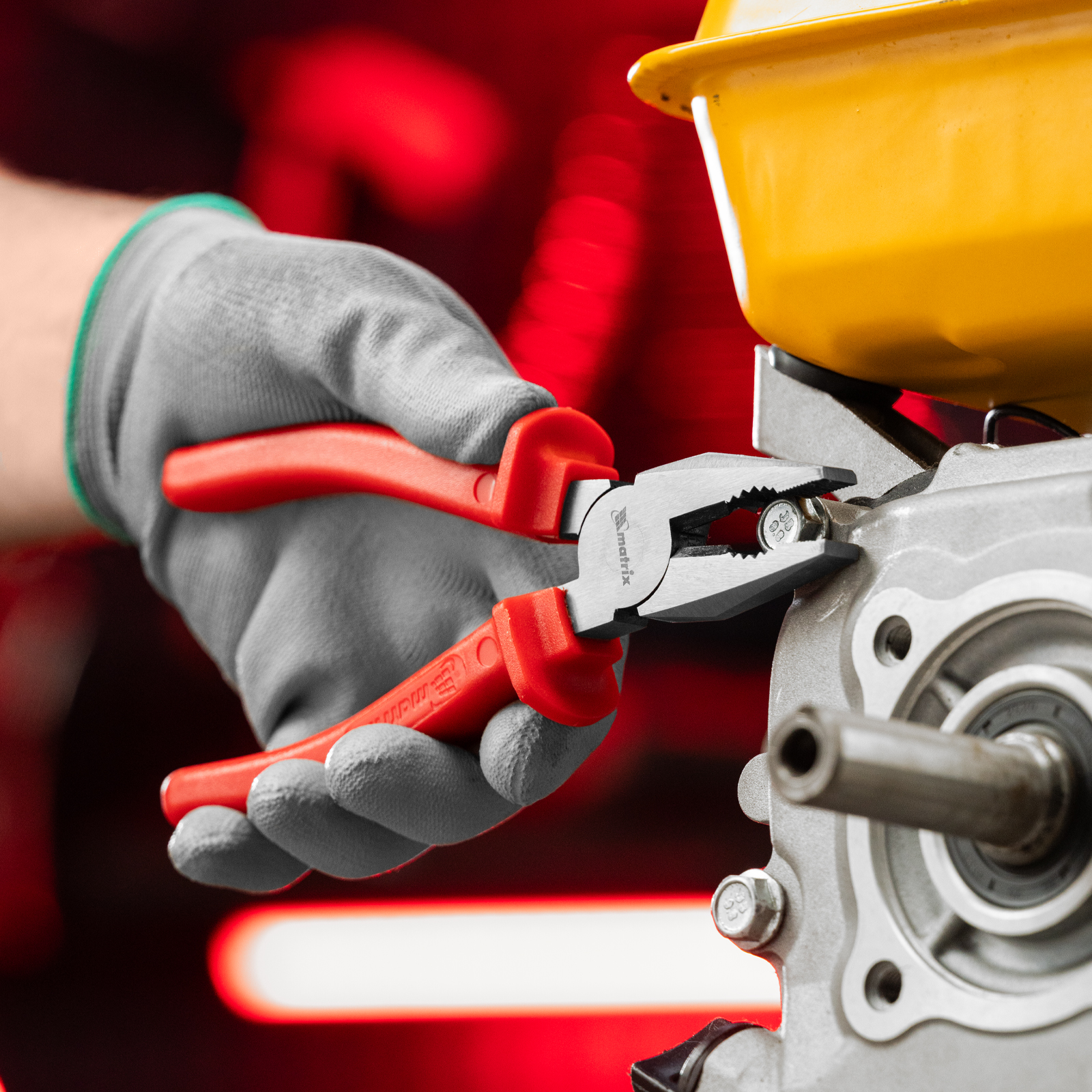 Плоскогубцы Econom, 180 мм, шлифованные, пластмассовые рукоятки Matrix