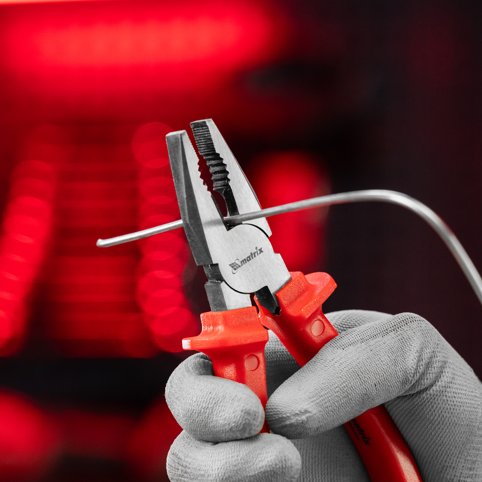 Плоскогубцы Econom, 180 мм, шлифованные, пластмассовые рукоятки Matrix