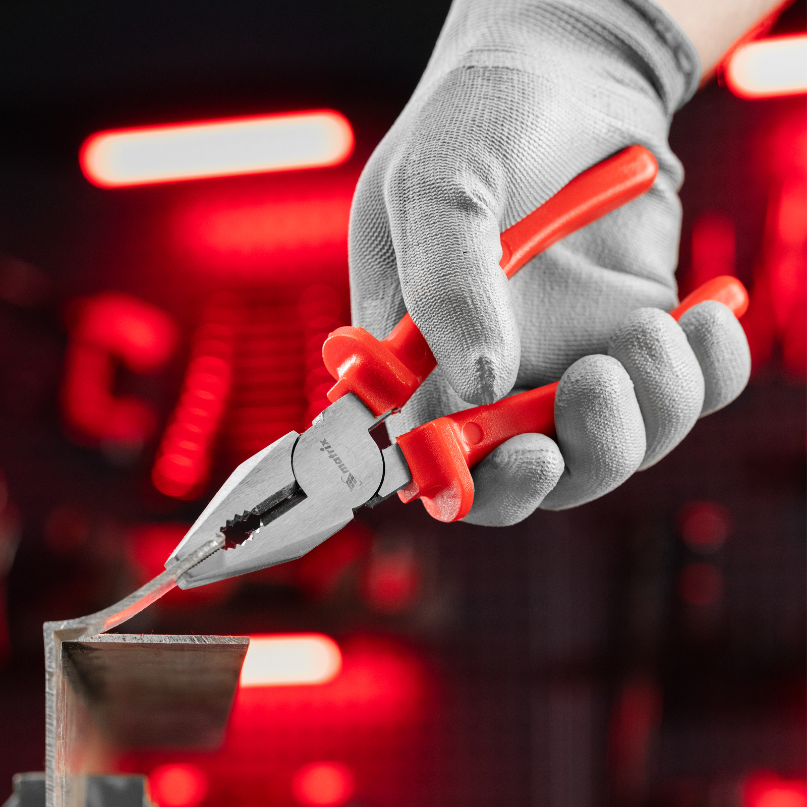 Плоскогубцы Econom, 200 мм, шлифованные, пластмассовые рукоятки Matrix