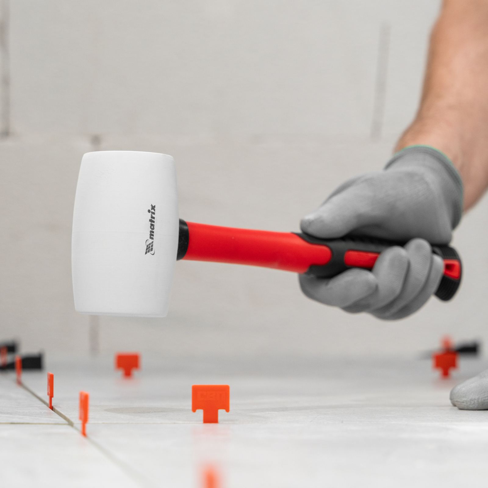 Киянка резиновая, 450 г, белая резина, фибергласовая рукоятка Matrix