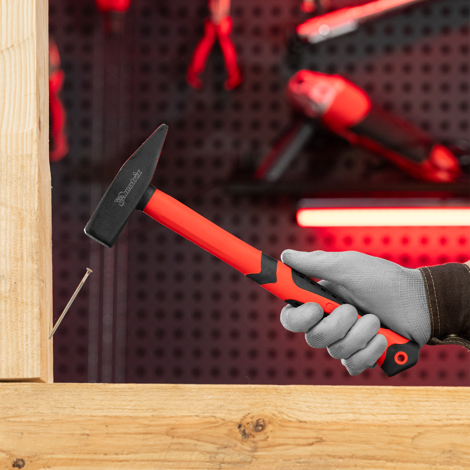 Молоток слесарный, 600 г, фибергласовая обрезиненная рукоятка Matrix