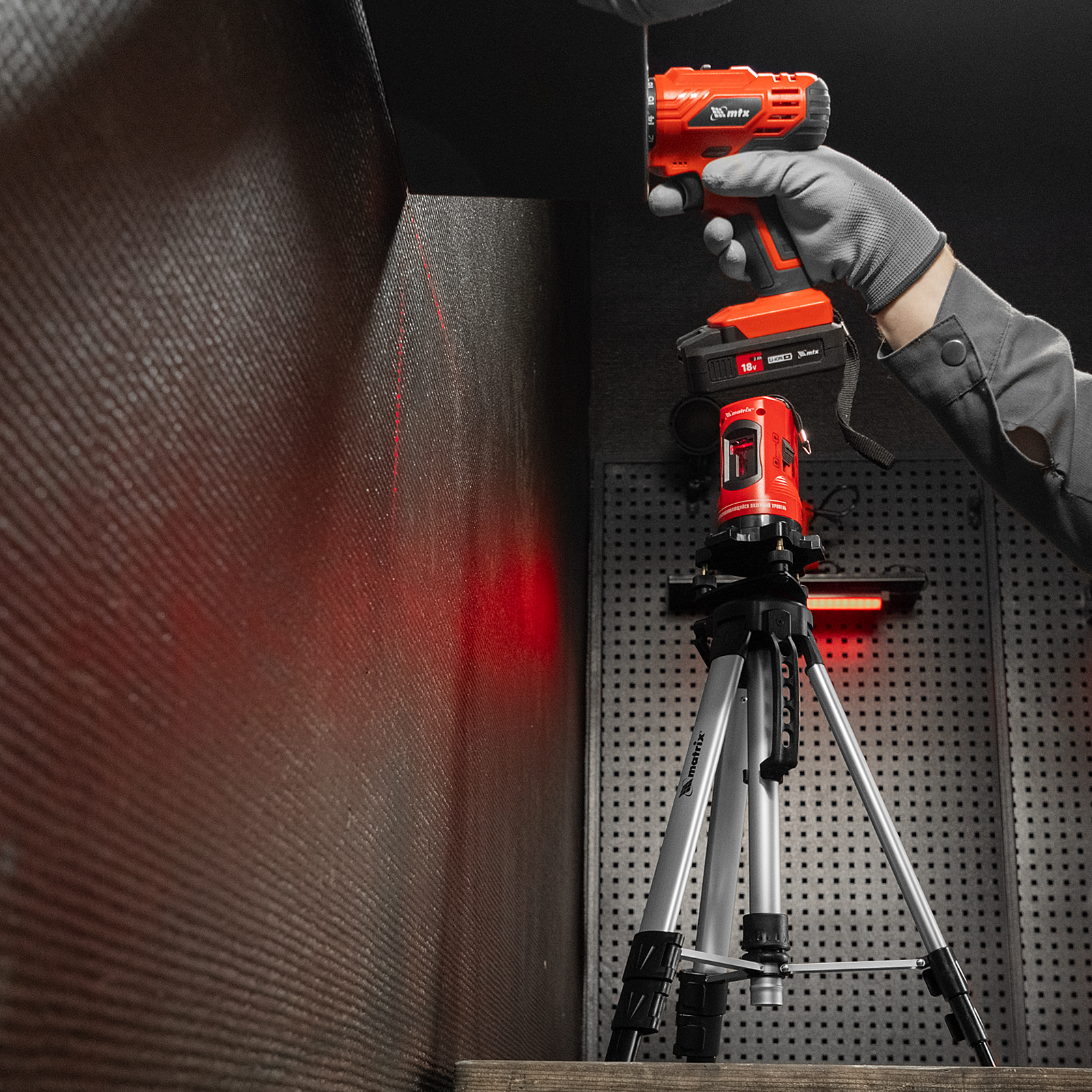 Лазерный уровень самовыравнивающийся, 150 мм, штатив 1150 мм, набор в пластиковом кейсе Matrix