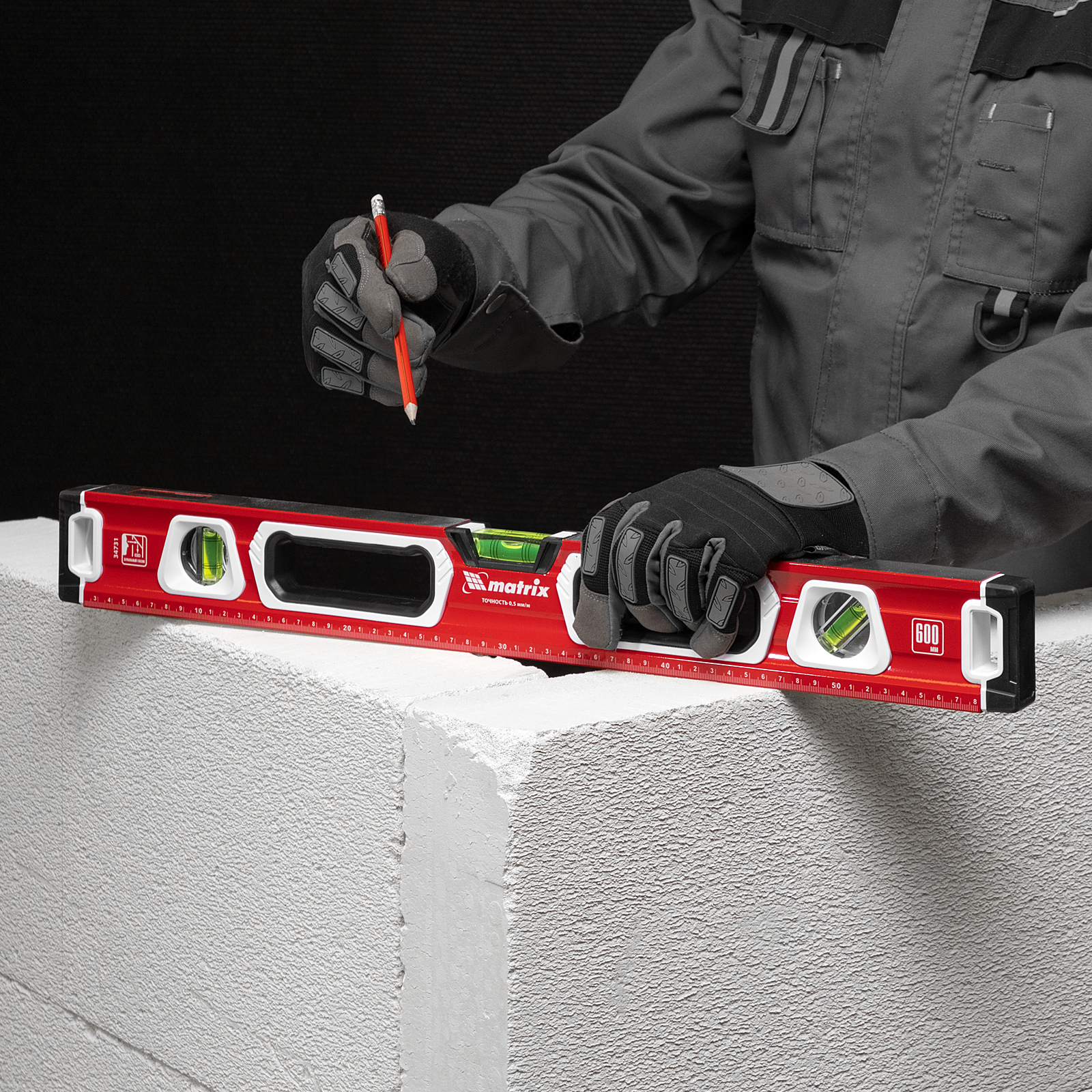 Уровень алюминиевый, магнит, фрезерованный, 3 глазка (1 зеркальный) двухкомпонентные рукоятки, 600 мм Matrix