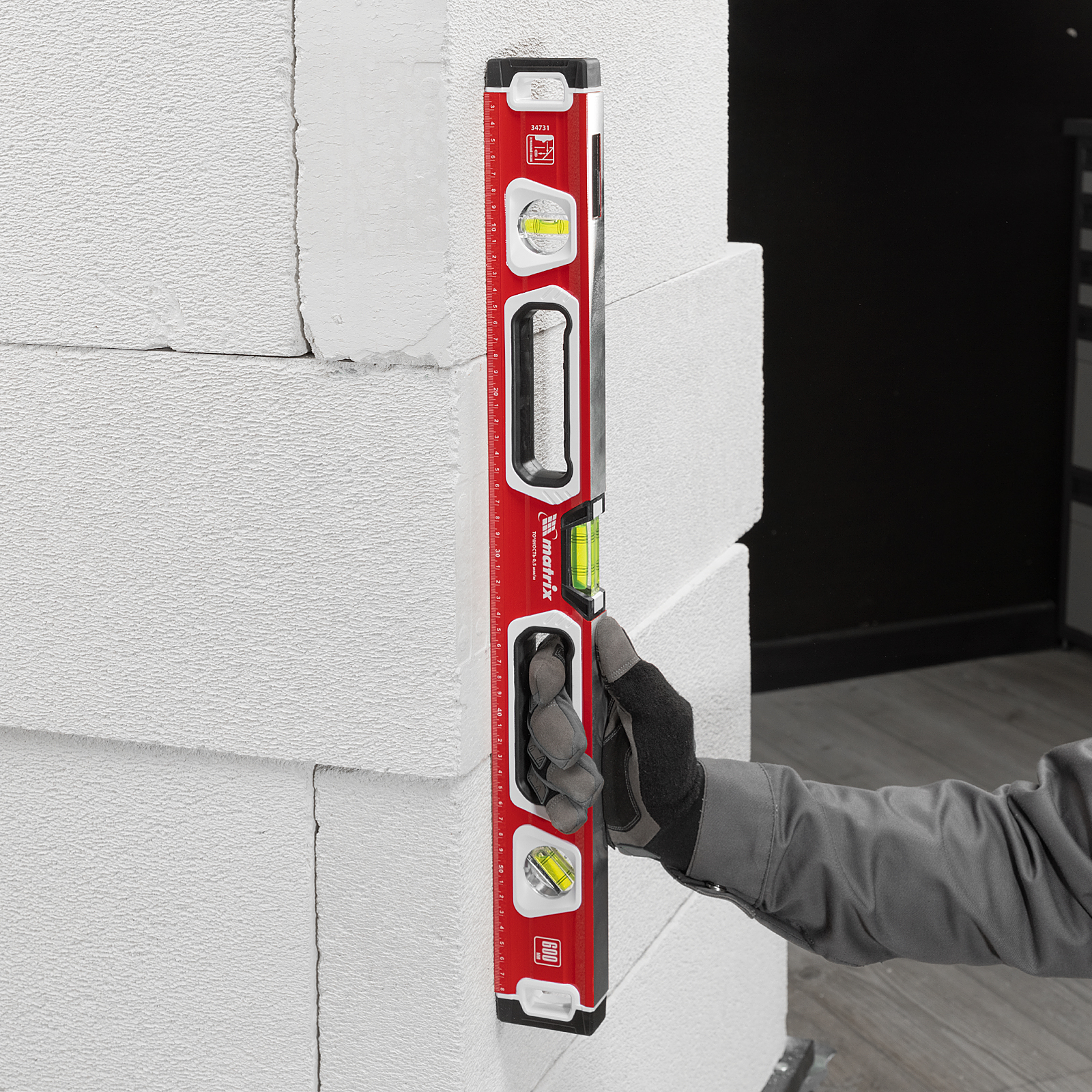 Уровень алюминиевый, магнит, фрезерованный, 3 глазка (1 зеркальный) двухкомпонентные рукоятки, 600 мм Matrix