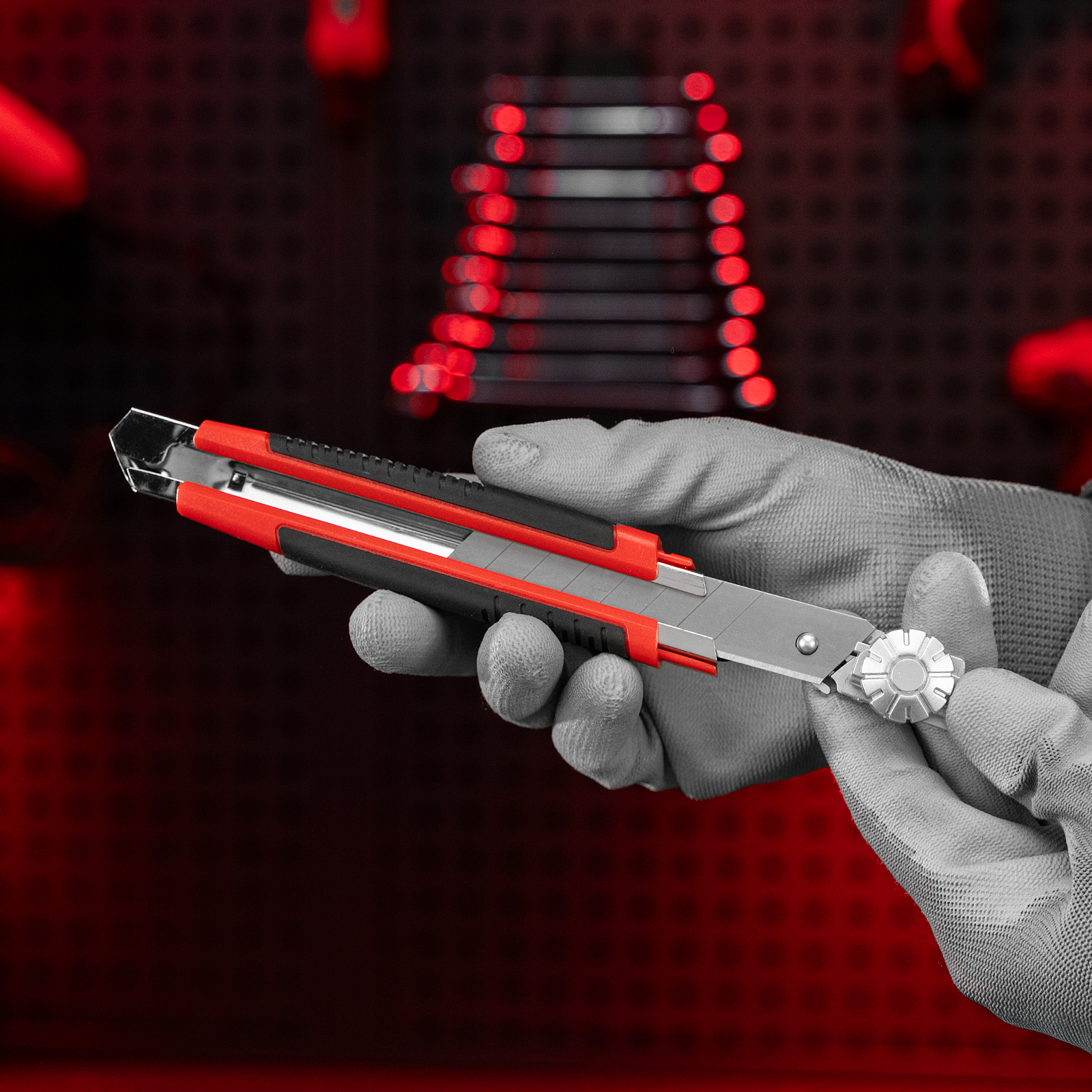 Нож, 18 мм, выдвижное лезвие, металлическая направляющая, винтовой фиксатор лезвия Matrix