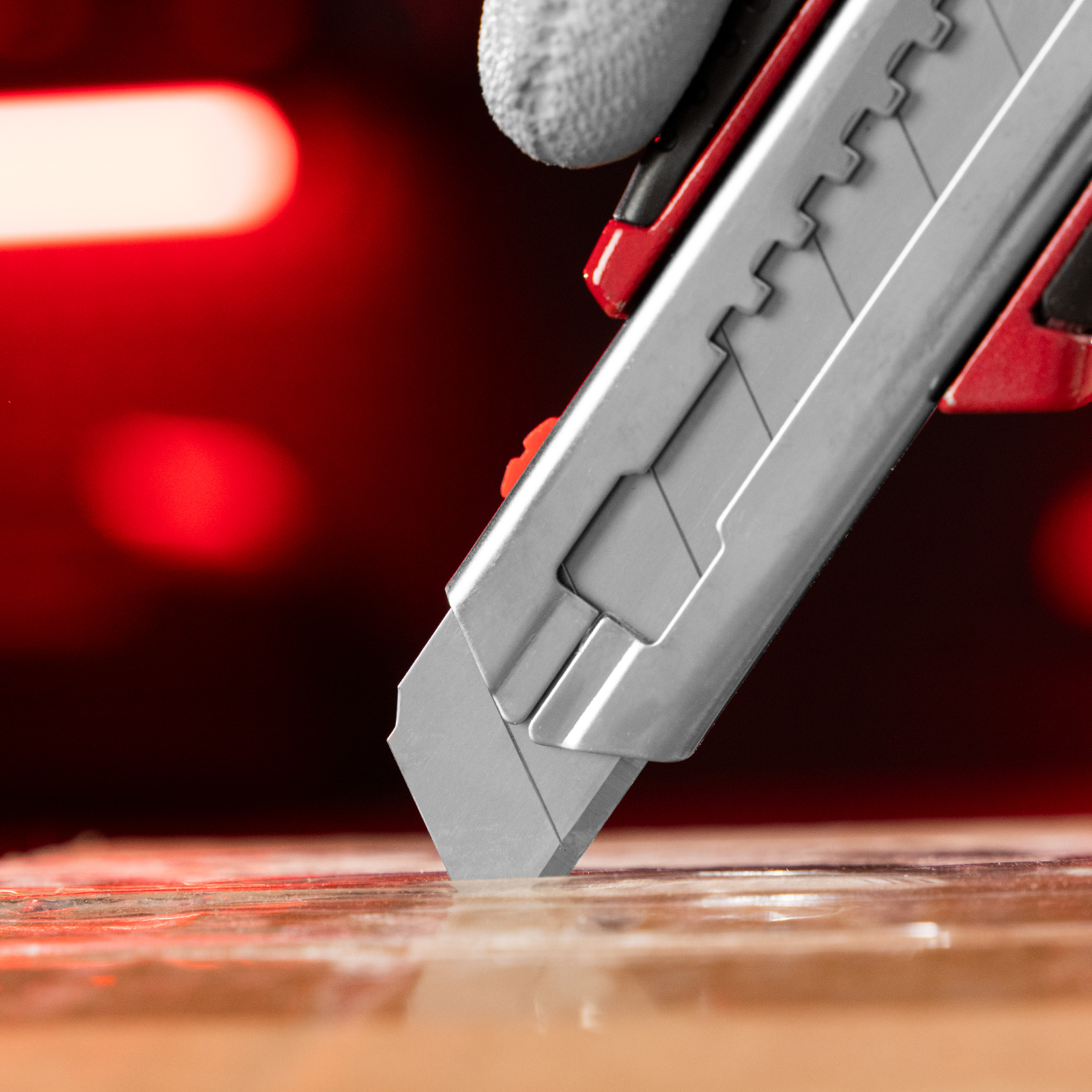 Нож, 18 мм, выдвижное лезвие, металлическая направляющая, обрезиненная ручка, 5 лезвий Matrix