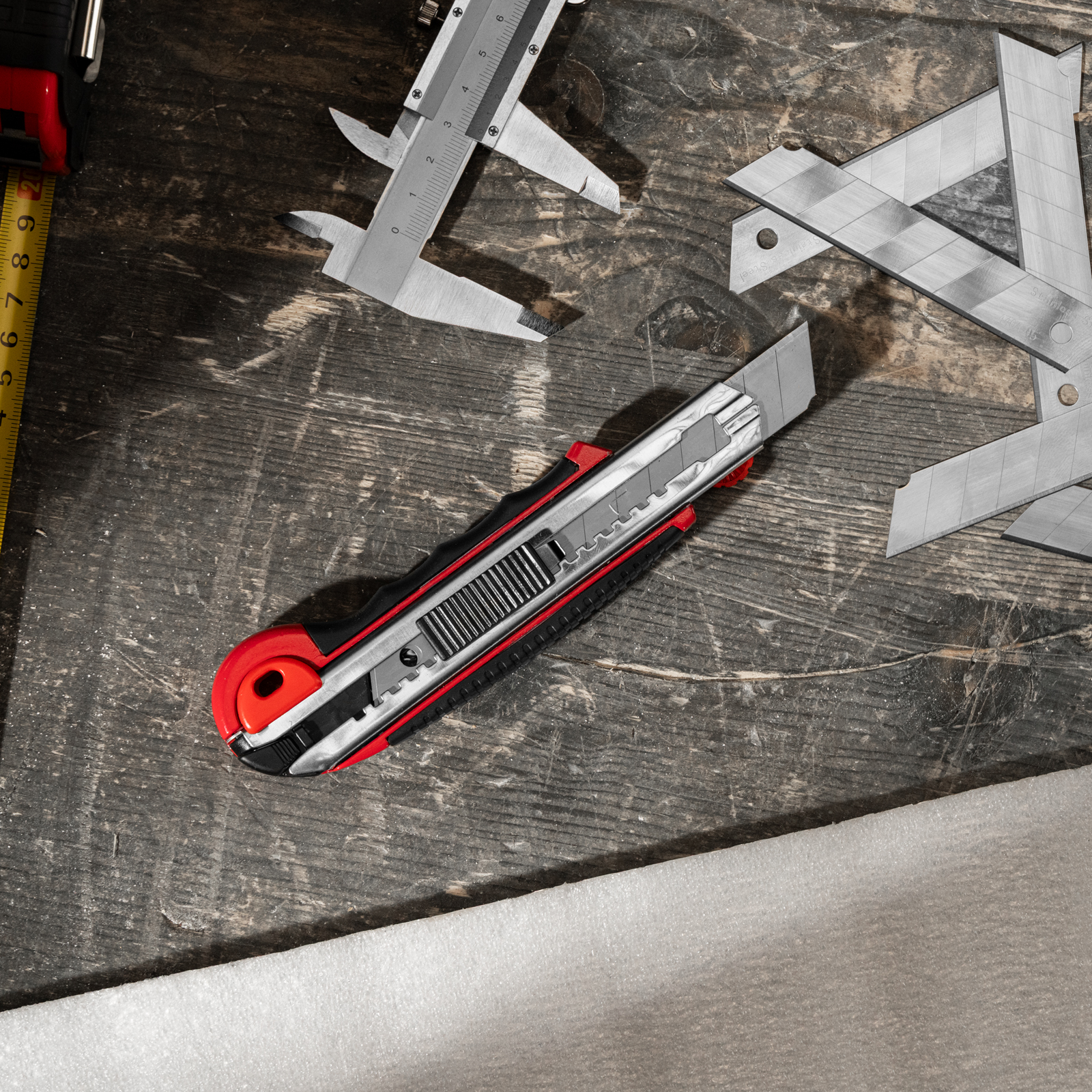 Нож, 18 мм, выдвижное лезвие, металлическая направляющая, обрезиненная ручка, 5 лезвий Matrix