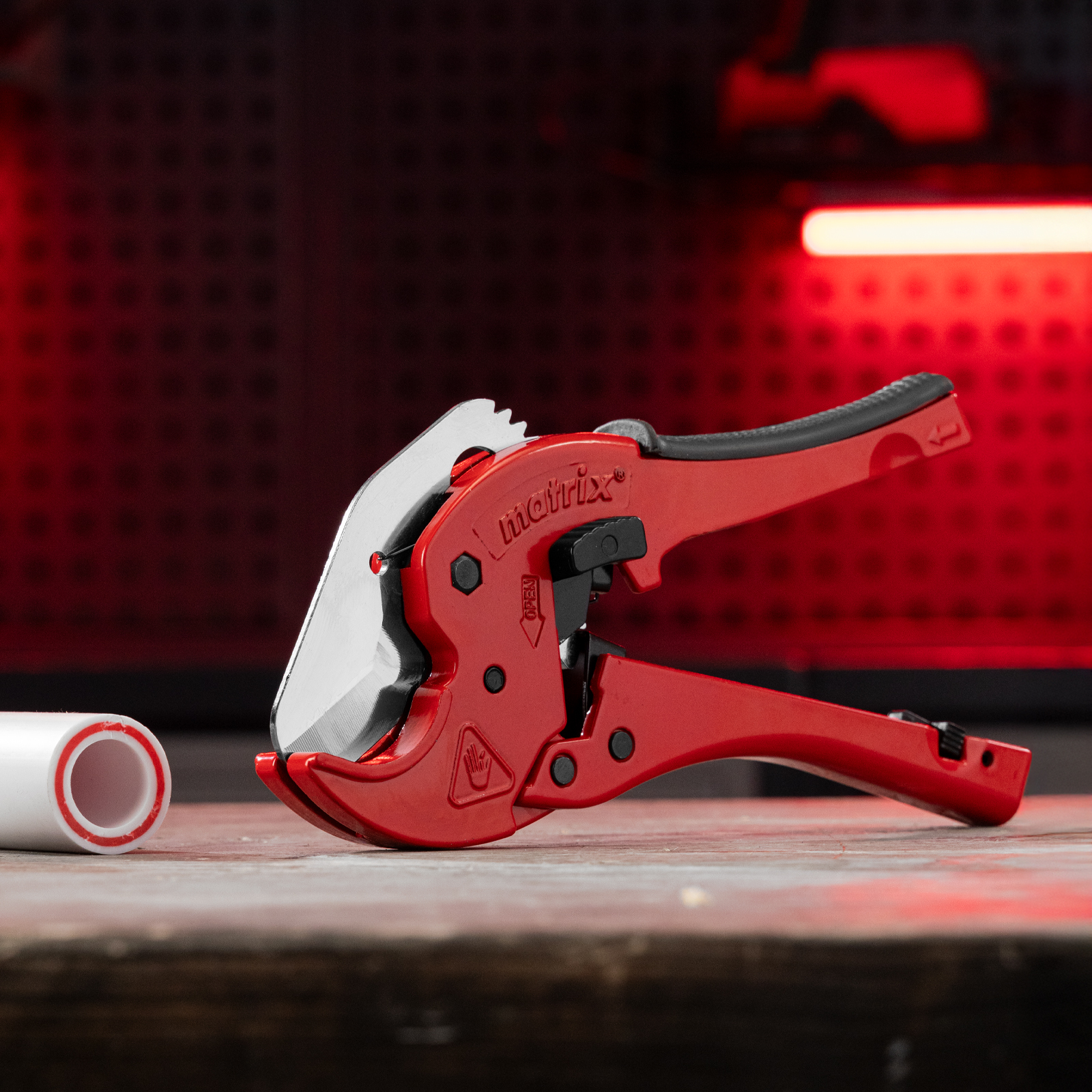 Ножницы для резки изделий из ПВХ, D до 42 мм, обрезиненная опорная рукоятка, порошковое покрытие рукояток Matrix