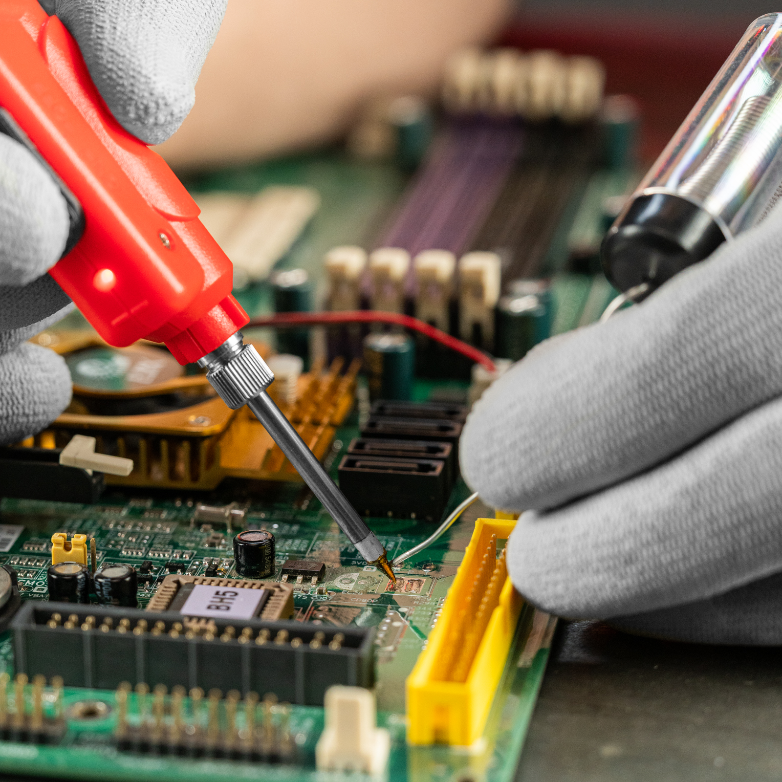 Паяльник беспроводной 4.5 В, 8 Вт, 350°С, припой 10 г, работа от элементов питания 3хАА Matrix