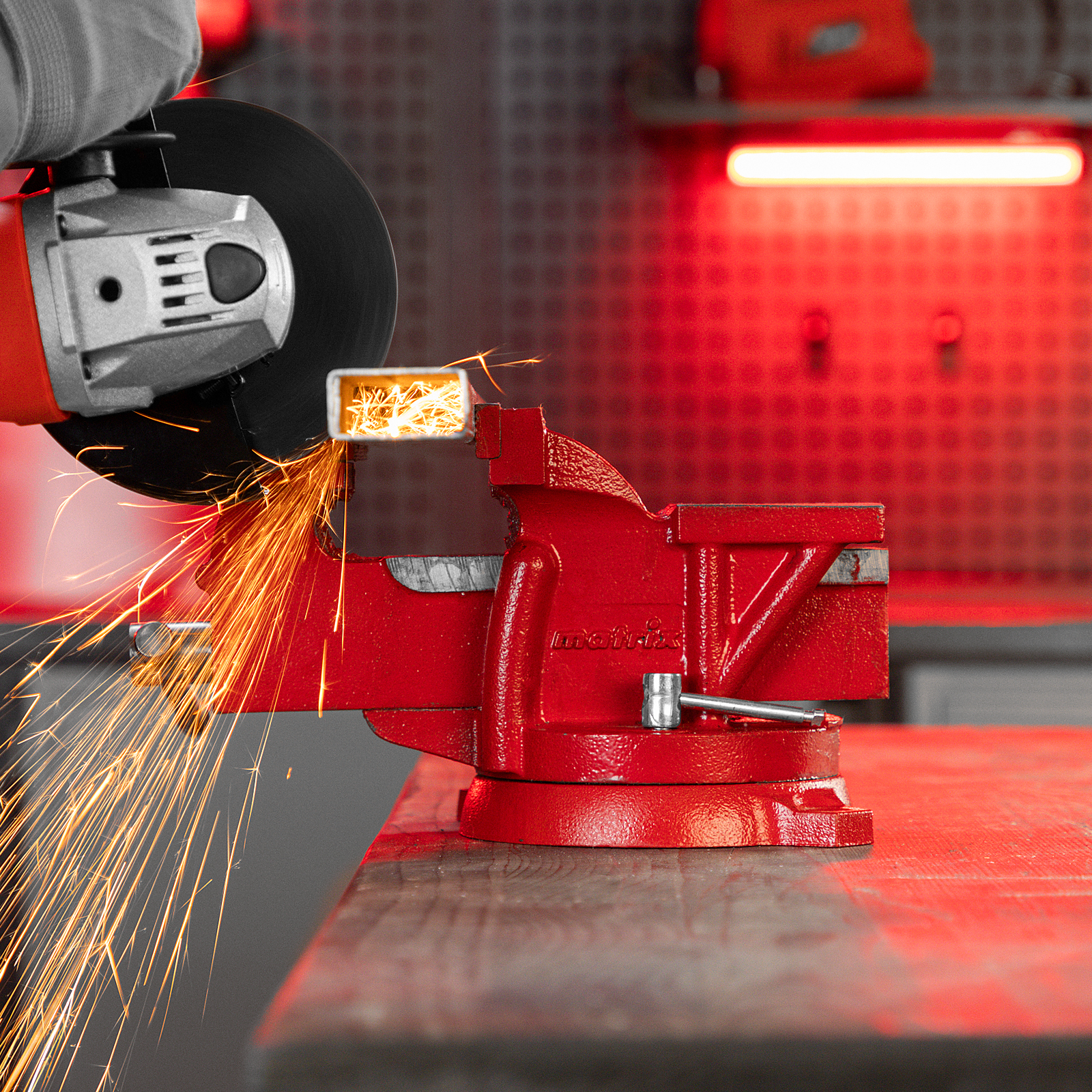 Тиски слесарные, 100 мм, поворотные, с наковальней Matrix